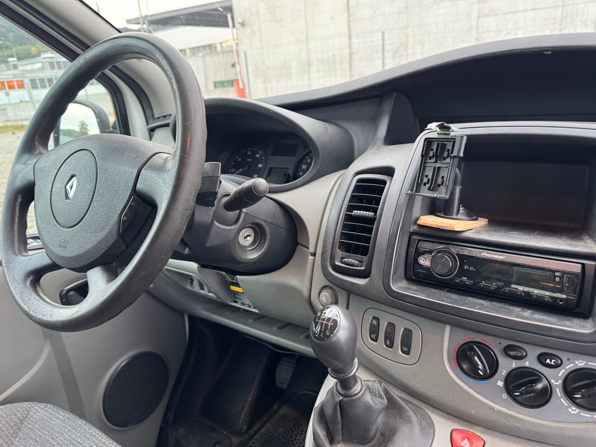 RENAULT Trafic 2.0 dCi 90 2.7t L1H1-image-8