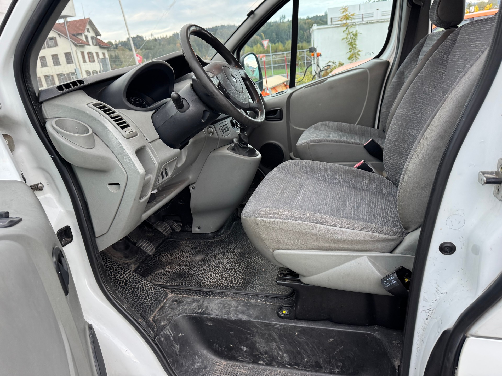 RENAULT Trafic 2.0 dCi 90 2.7t L1H1-image-4