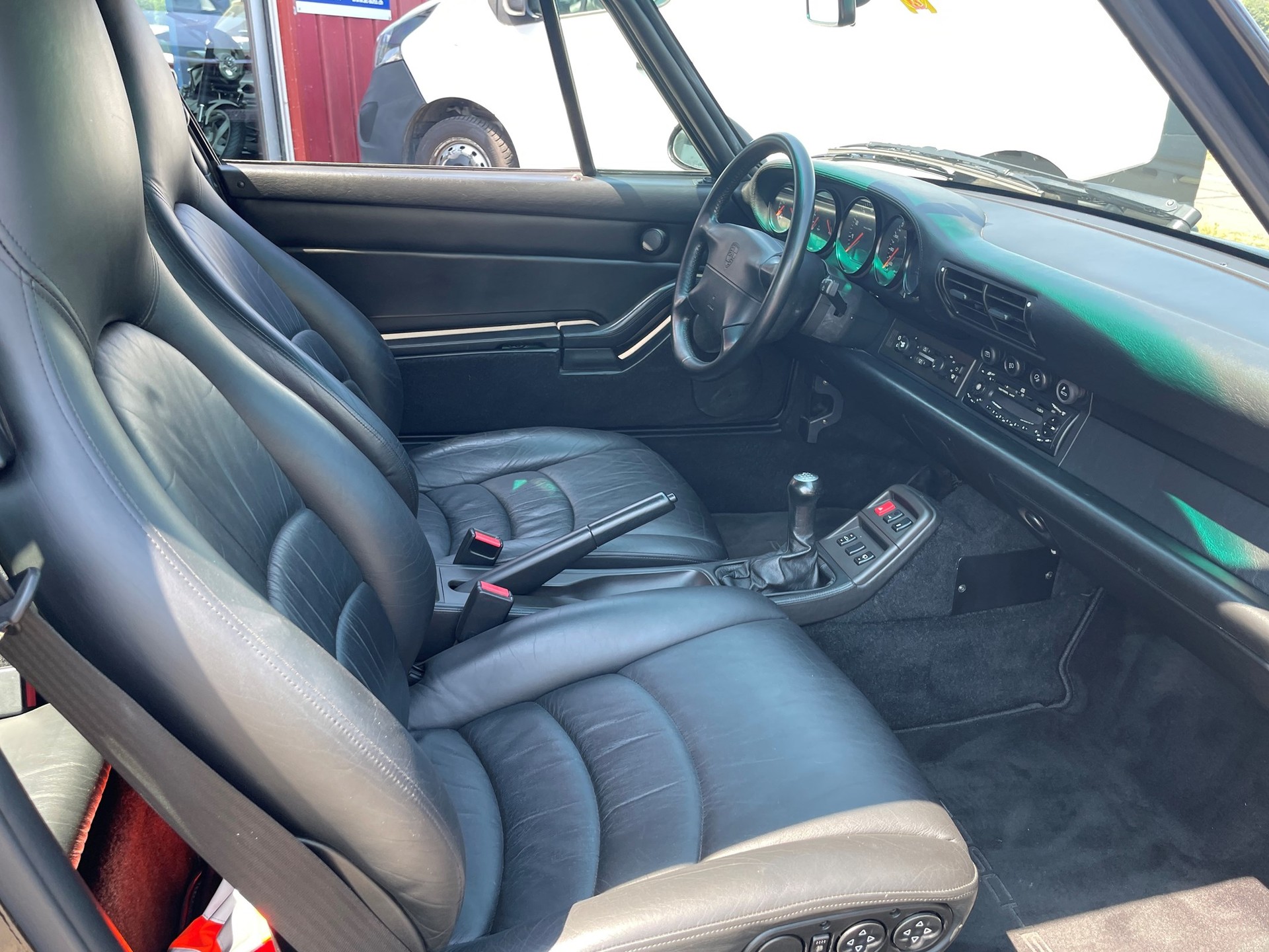 PORSCHE 993 Turbo-image-17