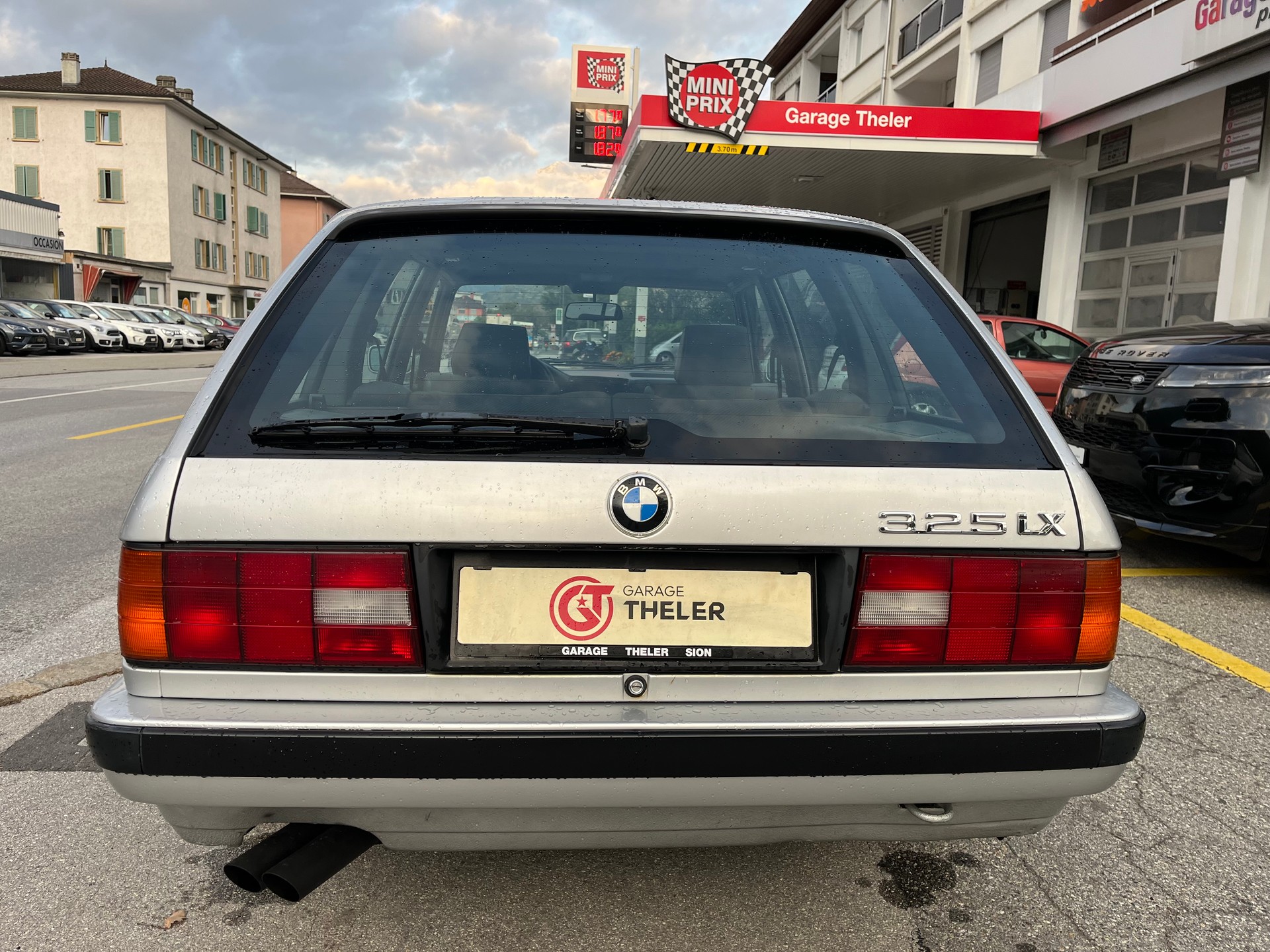 BMW 325iX A Touring AUTOMATIQUE-image-6