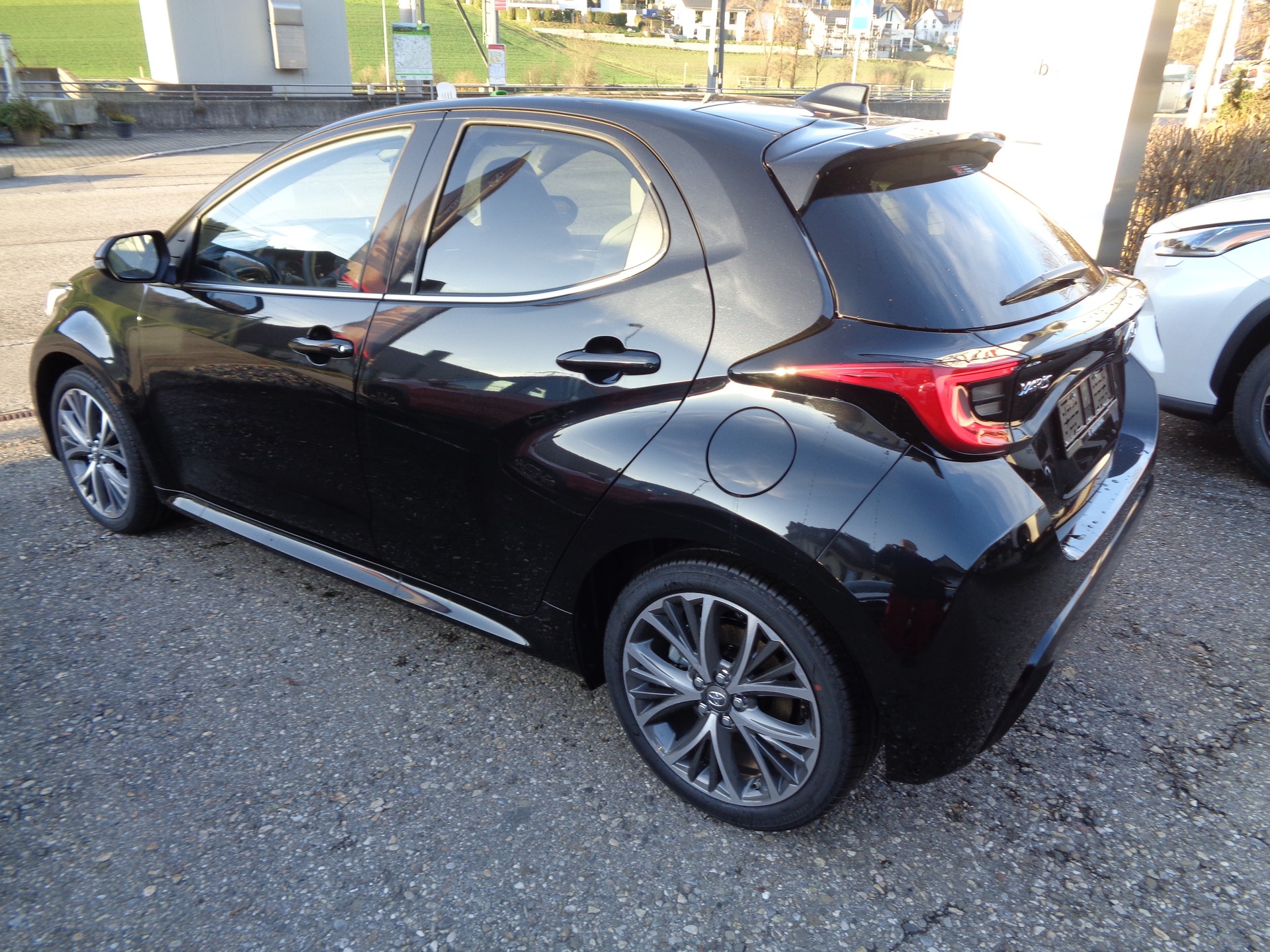 TOYOTA Yaris 1.5 Premium e-CVT-showroom-element-2