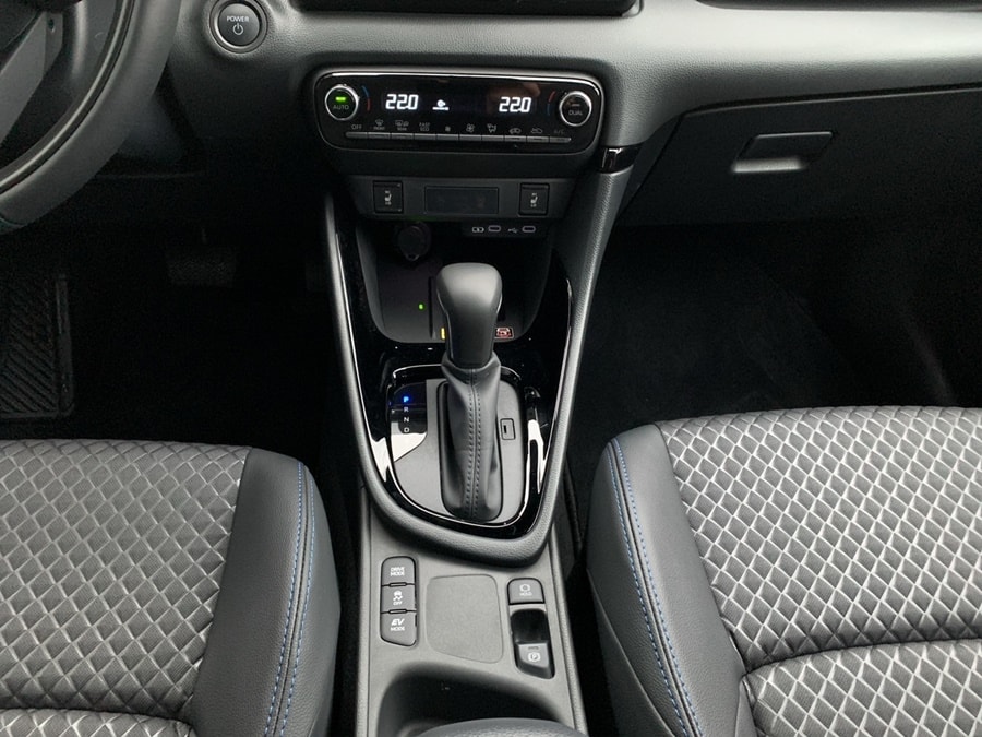 TOYOTA Yaris 1.5 Premium e-CVT-image-11