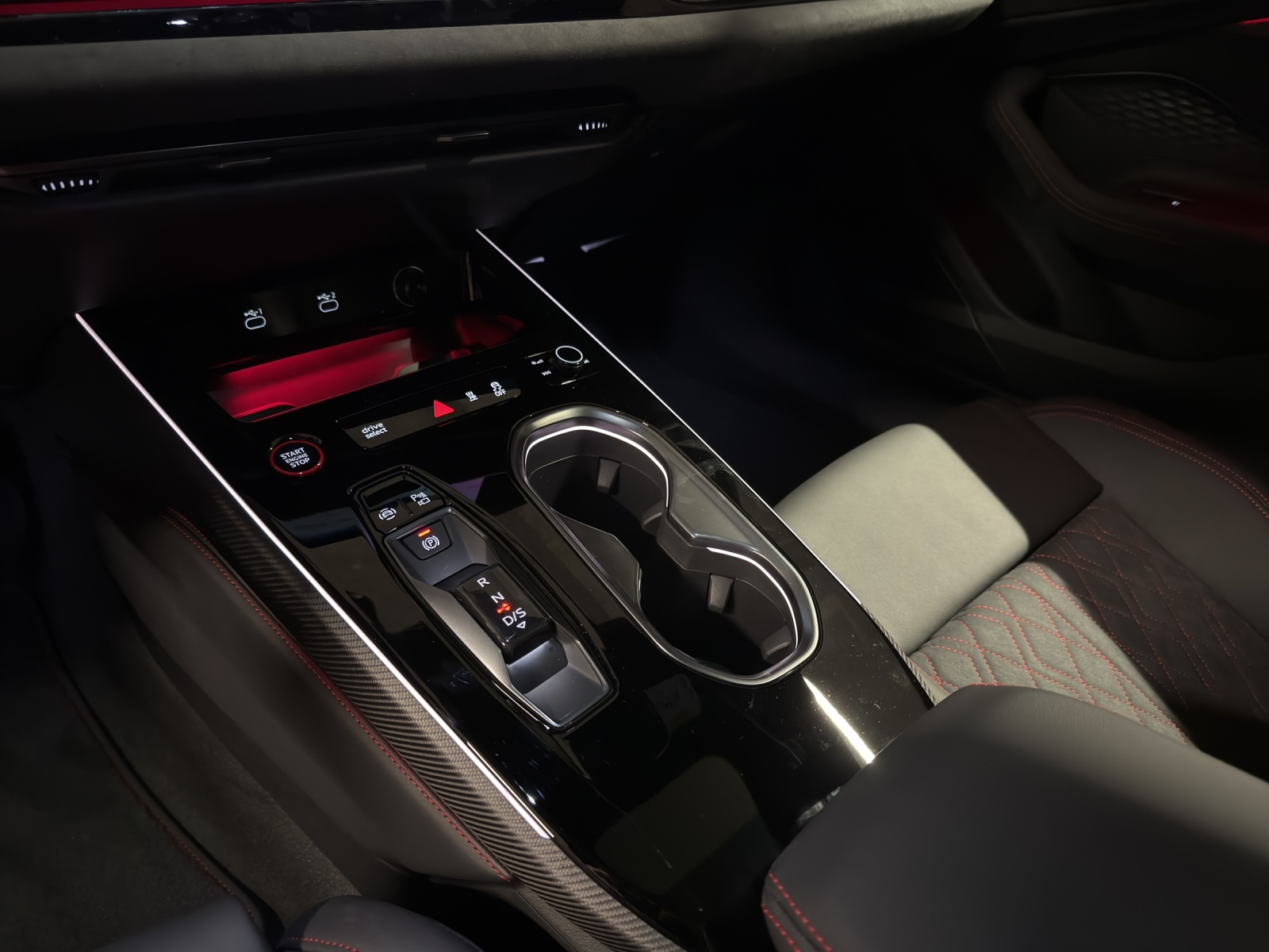 AUDI A6 Avant TFSI quattro 270 kW S tronic-image-12