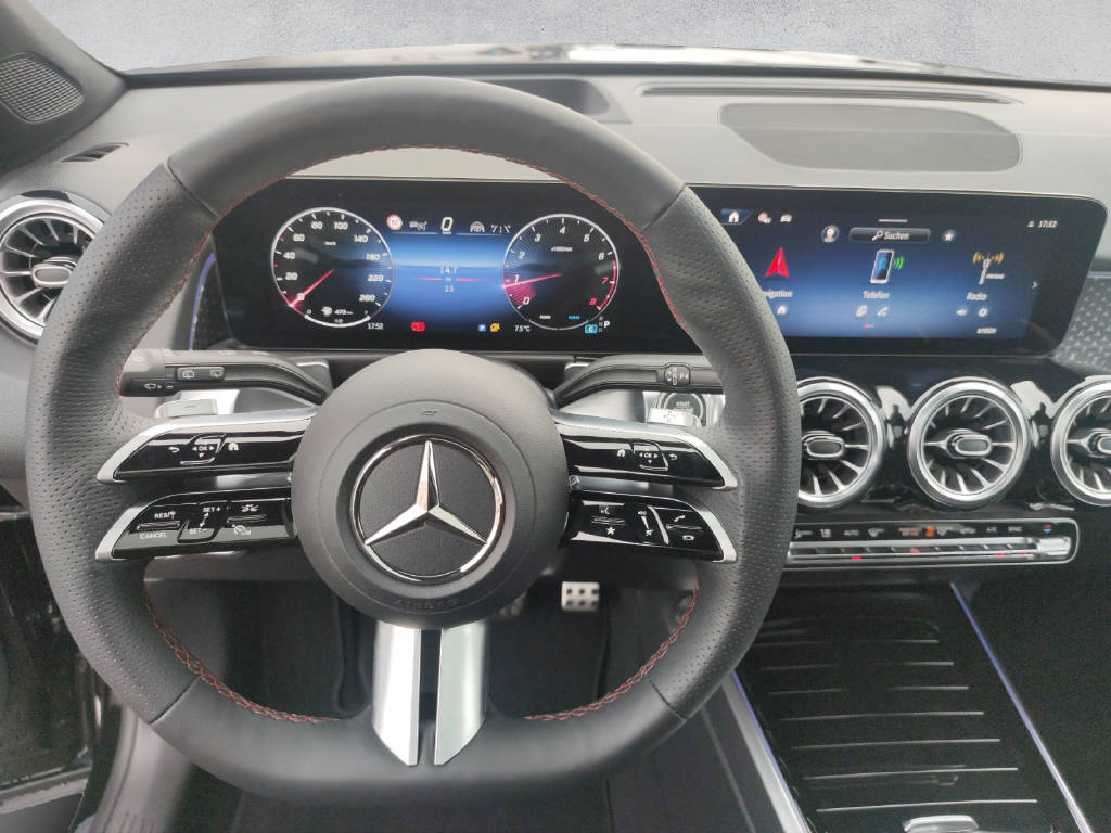 MERCEDES-BENZ GLB 200 AMG Line-image-12
