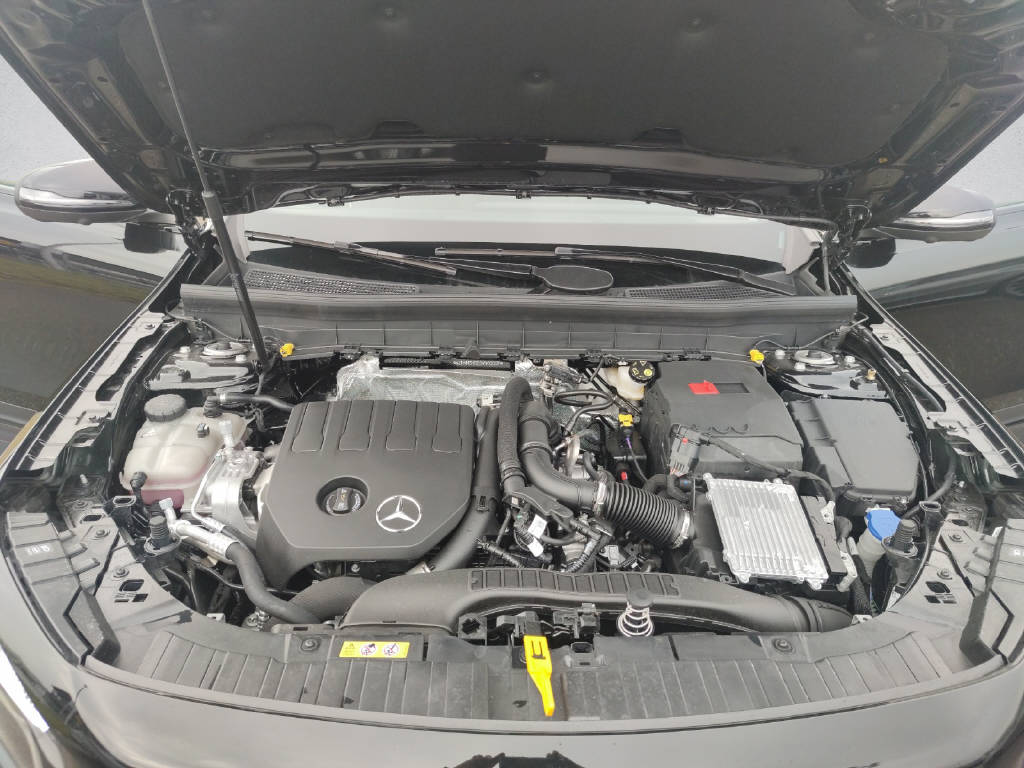 MERCEDES-BENZ GLB 200 AMG Line-image-9