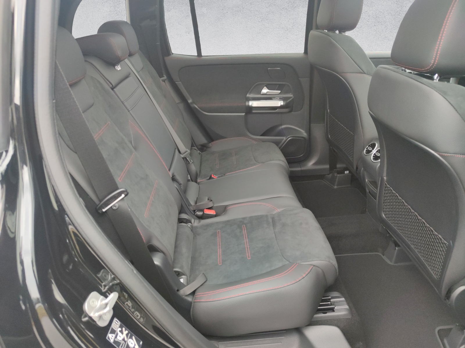 MERCEDES-BENZ GLB 200 AMG Line-image-12