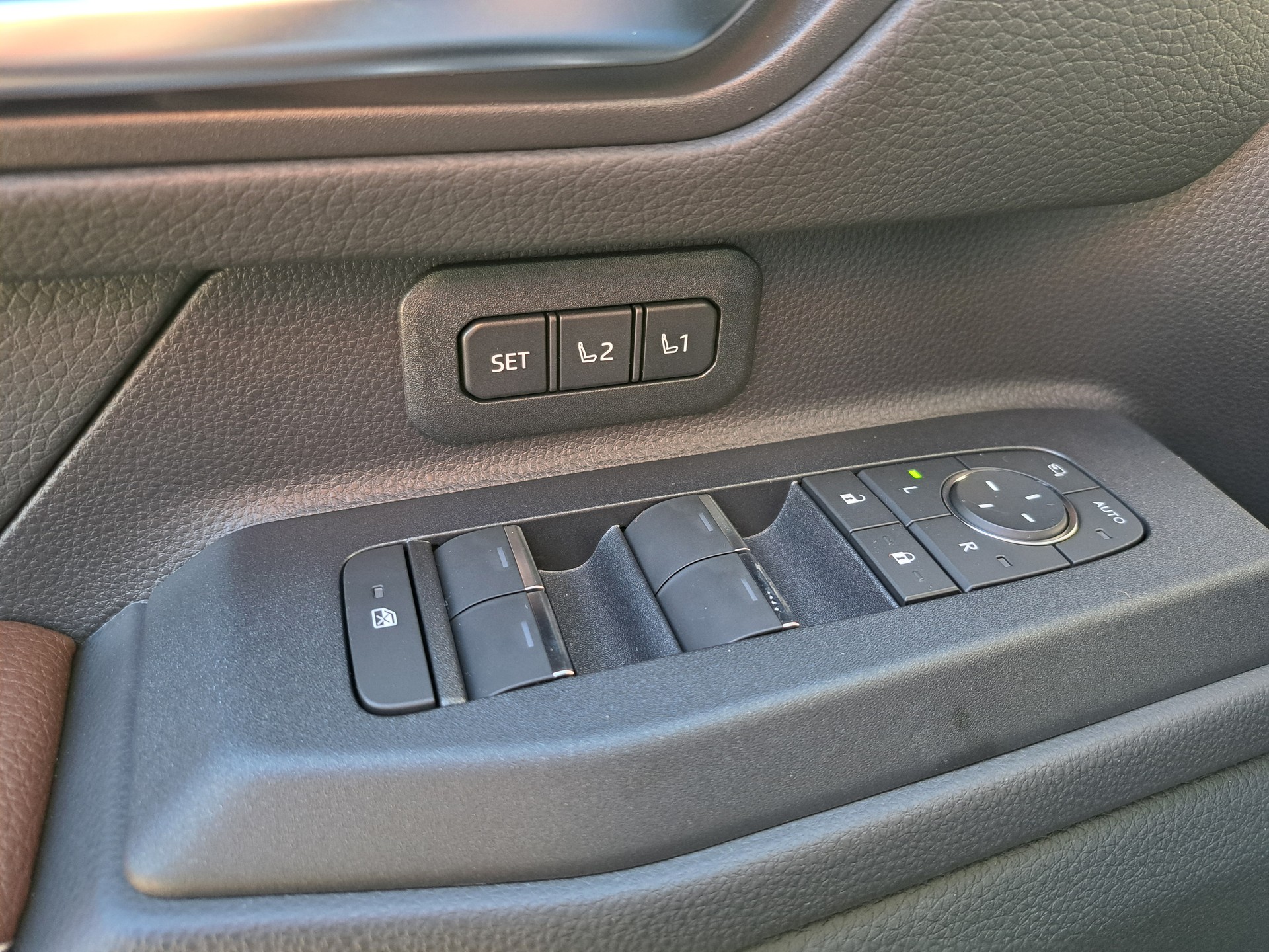 TOYOTA Land Cruiser 2.8TD 48V Invincible-image-15