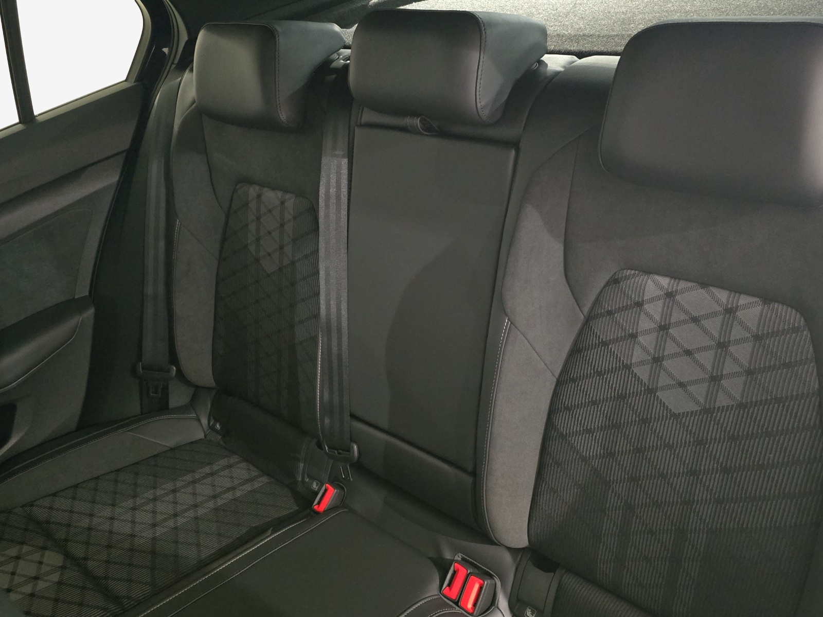 VW Golf 1.5 e TSI mHEV R-Line DSG-image-11