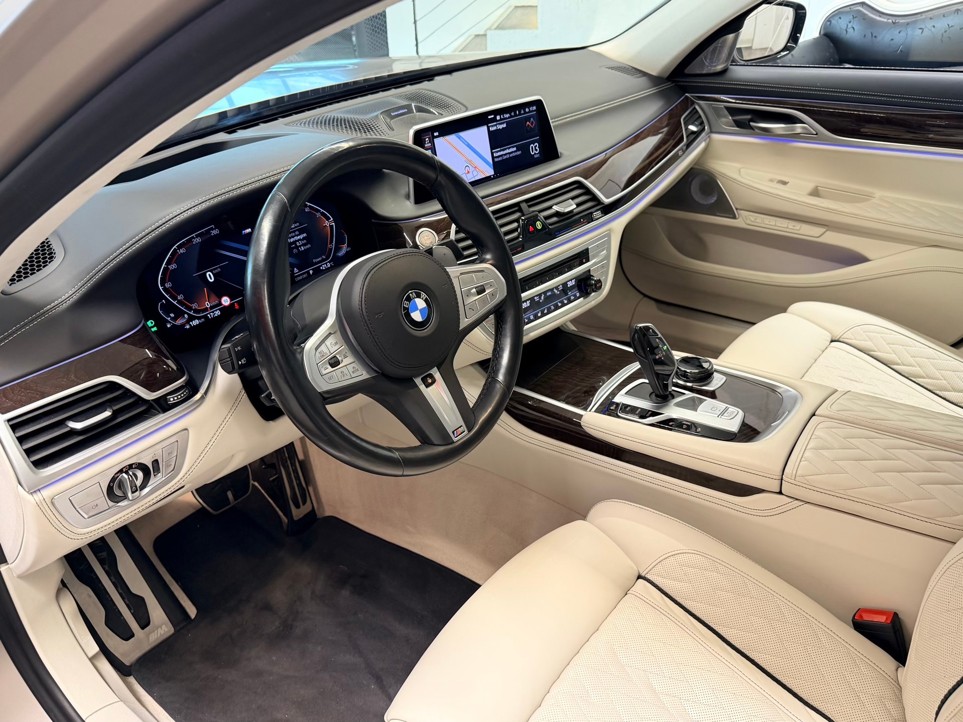 BMW 750i xDrive M Sport Steptronic-image-11