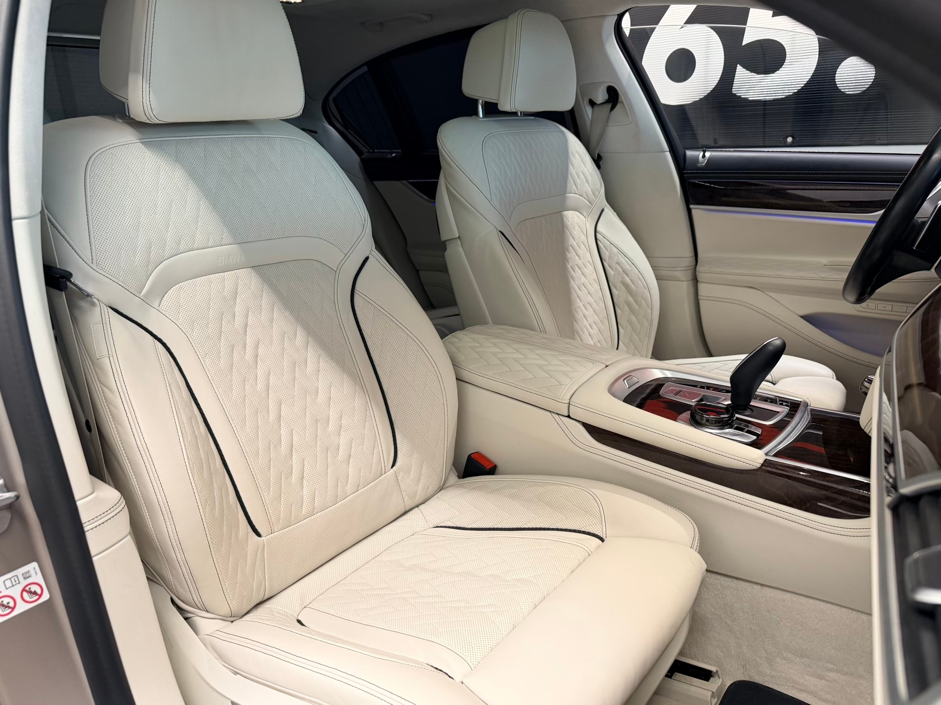 BMW 750i xDrive M Sport Steptronic-image-25