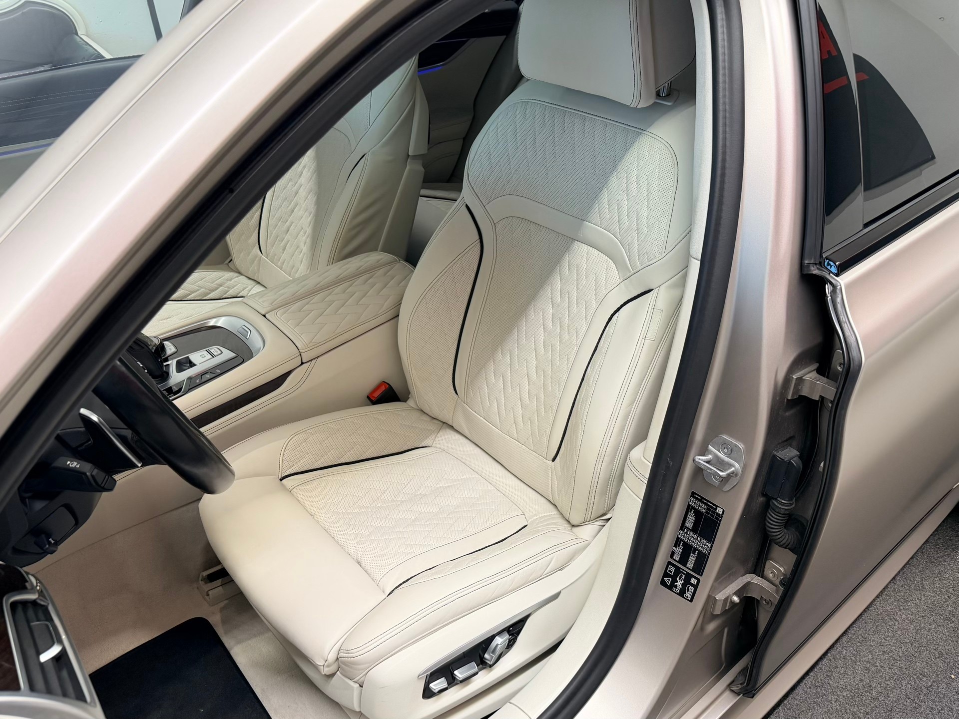 BMW 750i xDrive M Sport Steptronic-image-15