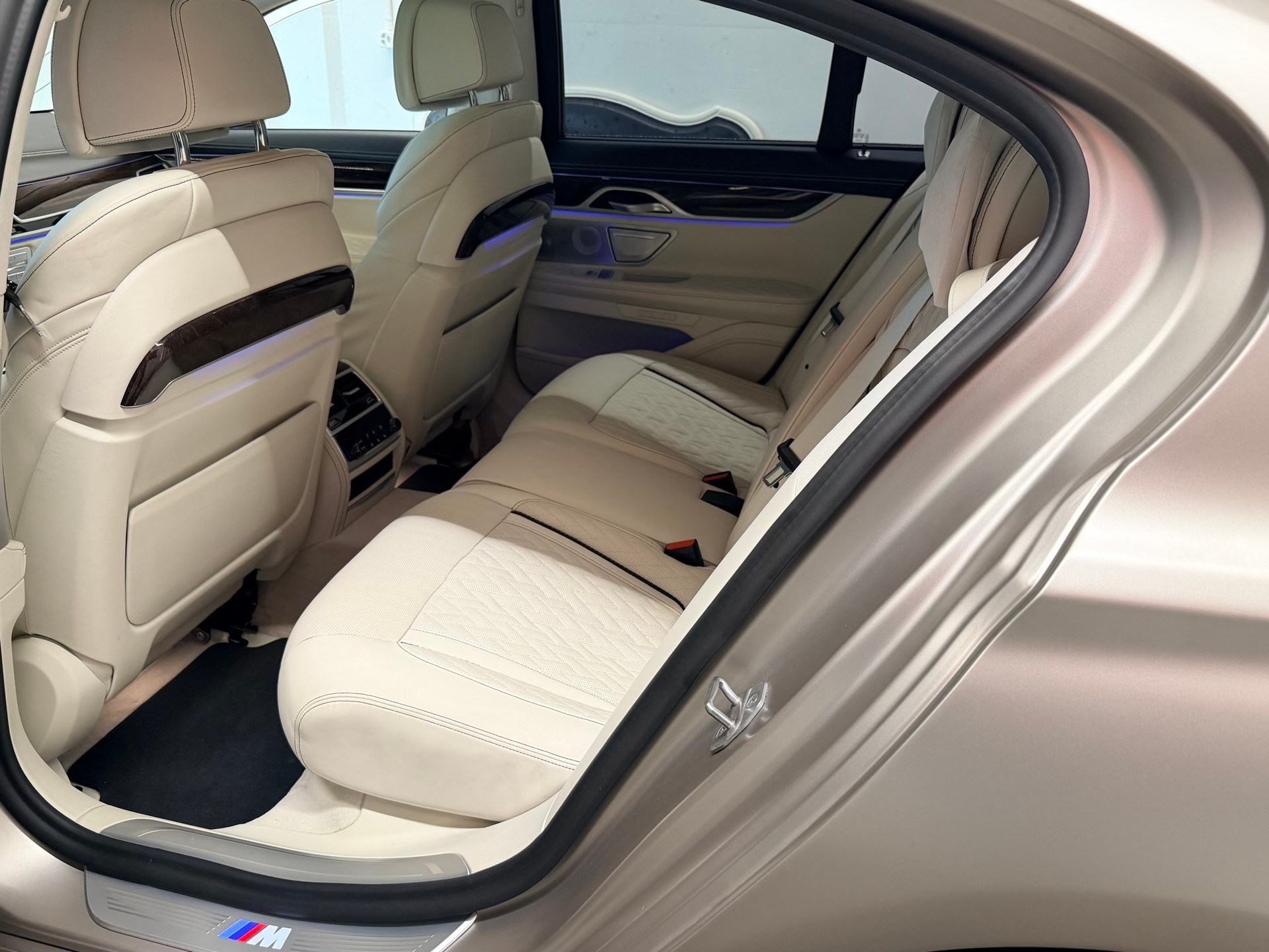 BMW 750i xDrive M Sport Steptronic-image-16