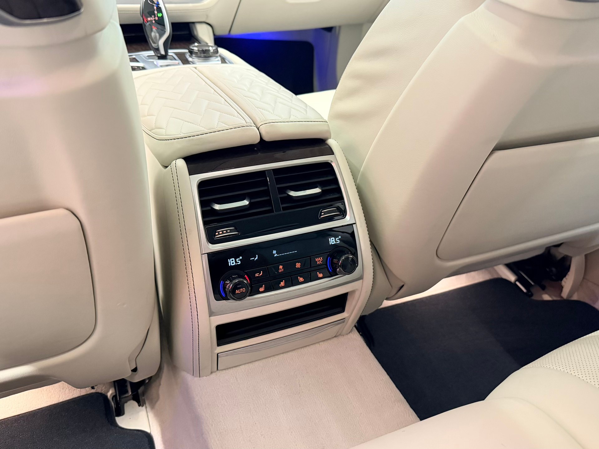 BMW 750i xDrive M Sport Steptronic-image-18