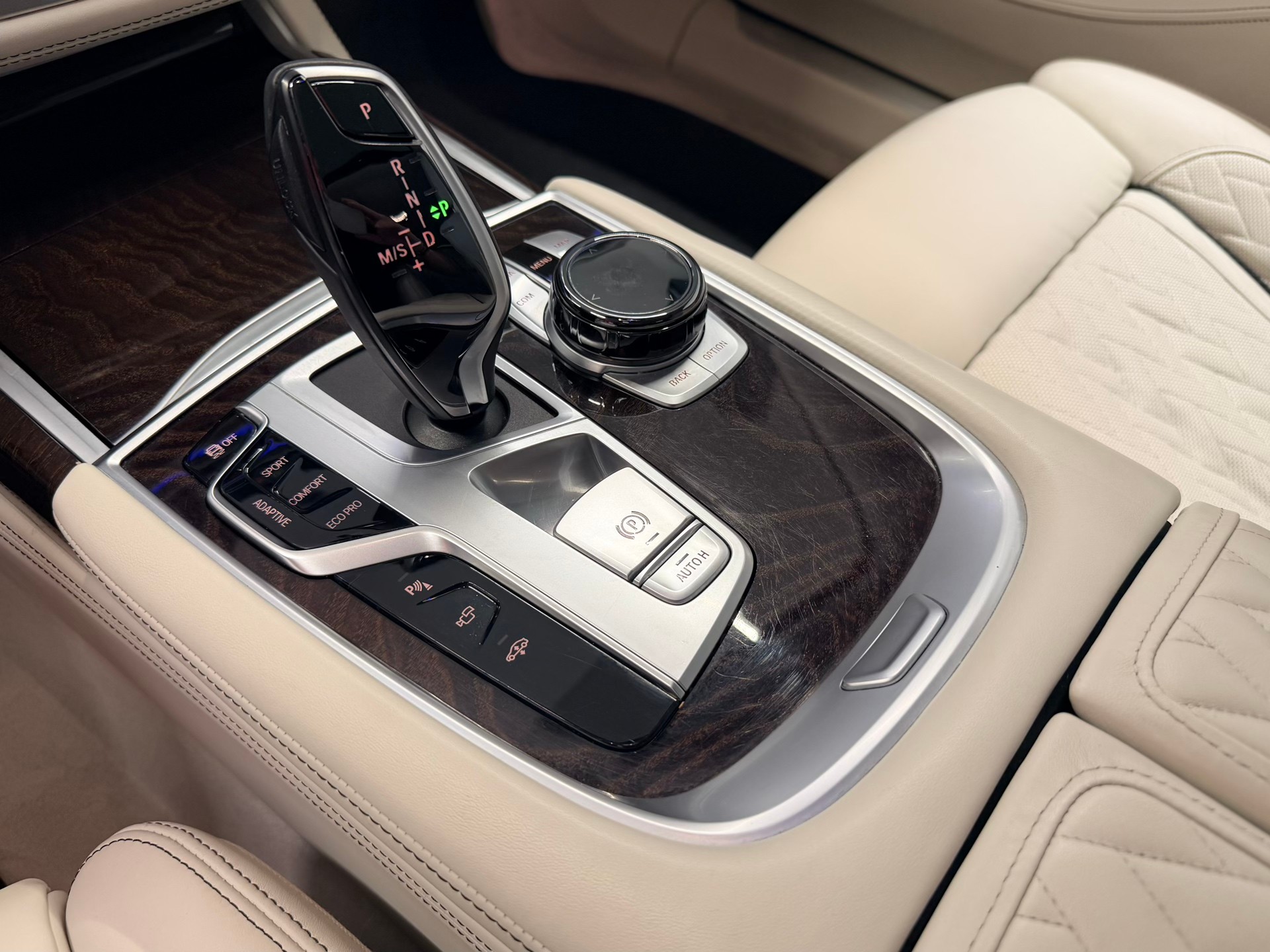 BMW 750i xDrive M Sport Steptronic-image-26