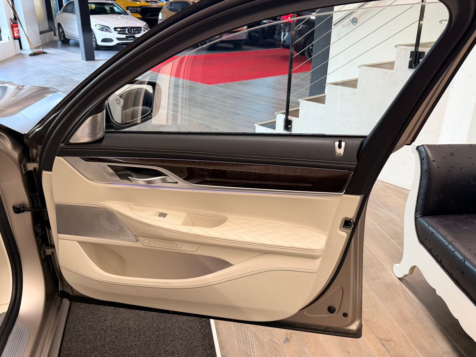 BMW 750i xDrive M Sport Steptronic-image-23