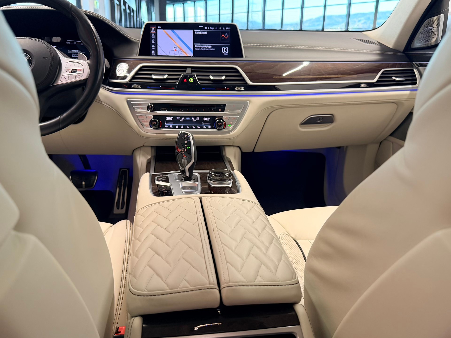 BMW 750i xDrive M Sport Steptronic-image-19