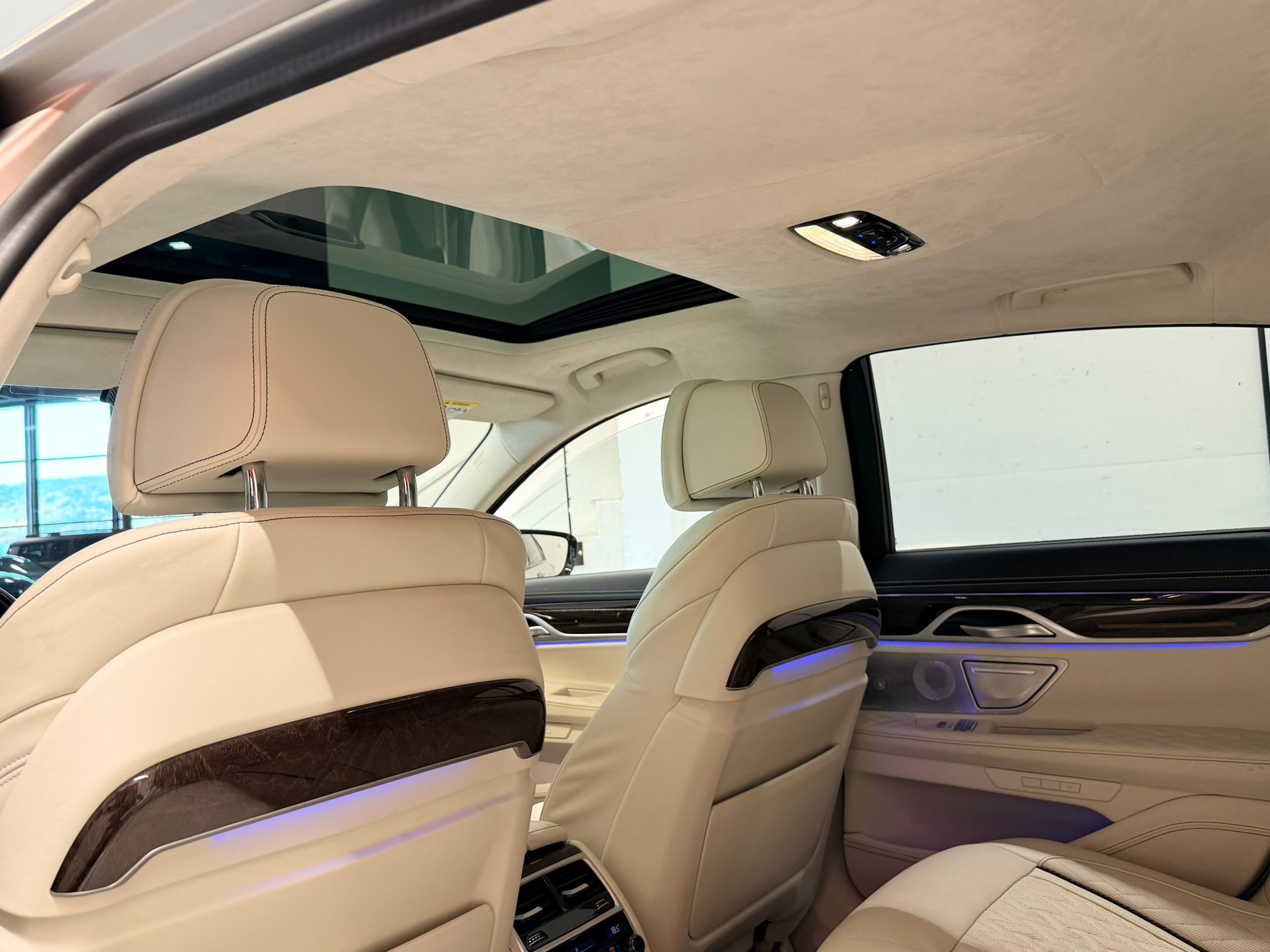 BMW 750i xDrive M Sport Steptronic-image-21
