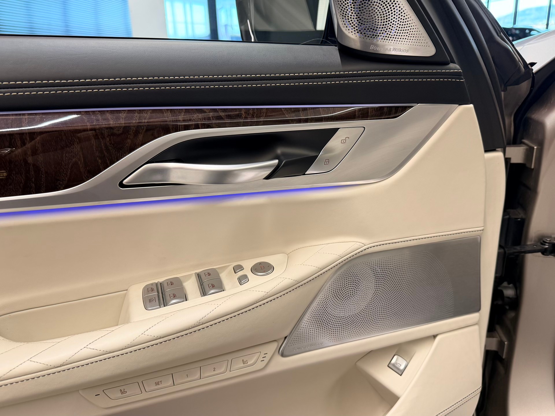 BMW 750i xDrive M Sport Steptronic-image-13