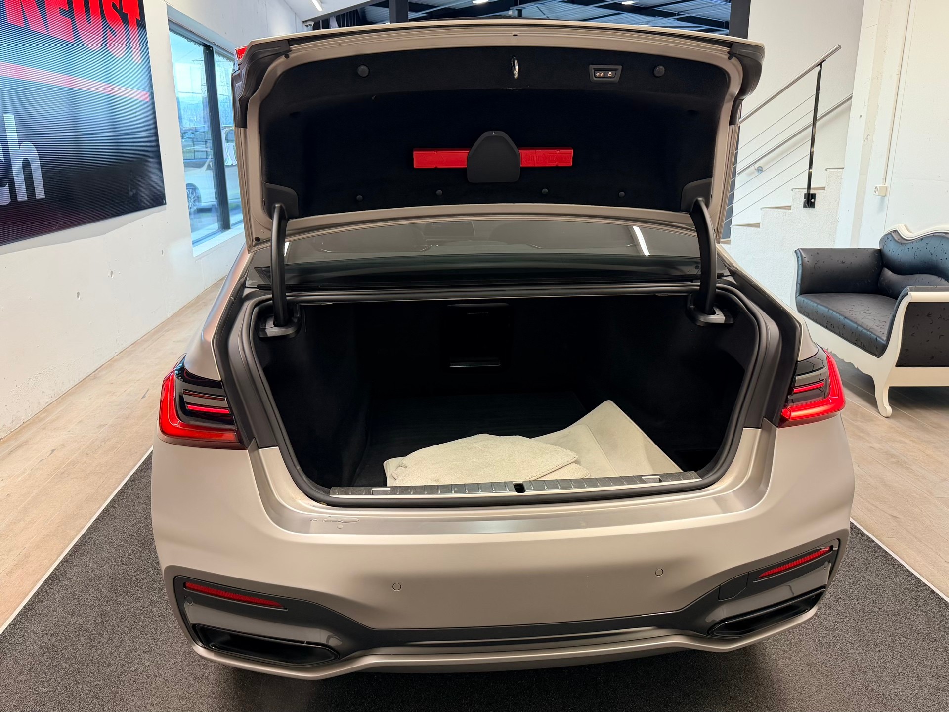BMW 750i xDrive M Sport Steptronic-image-9