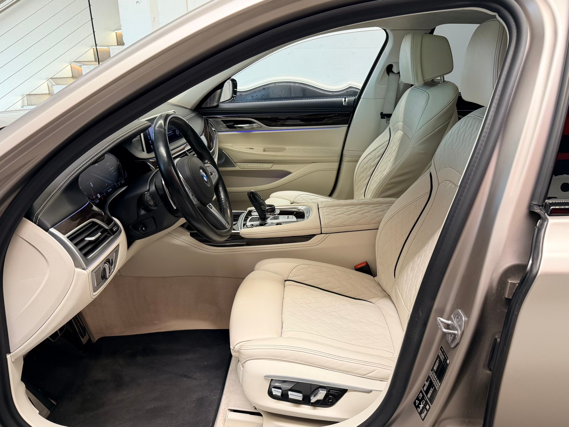 BMW 750i xDrive M Sport Steptronic-image-12
