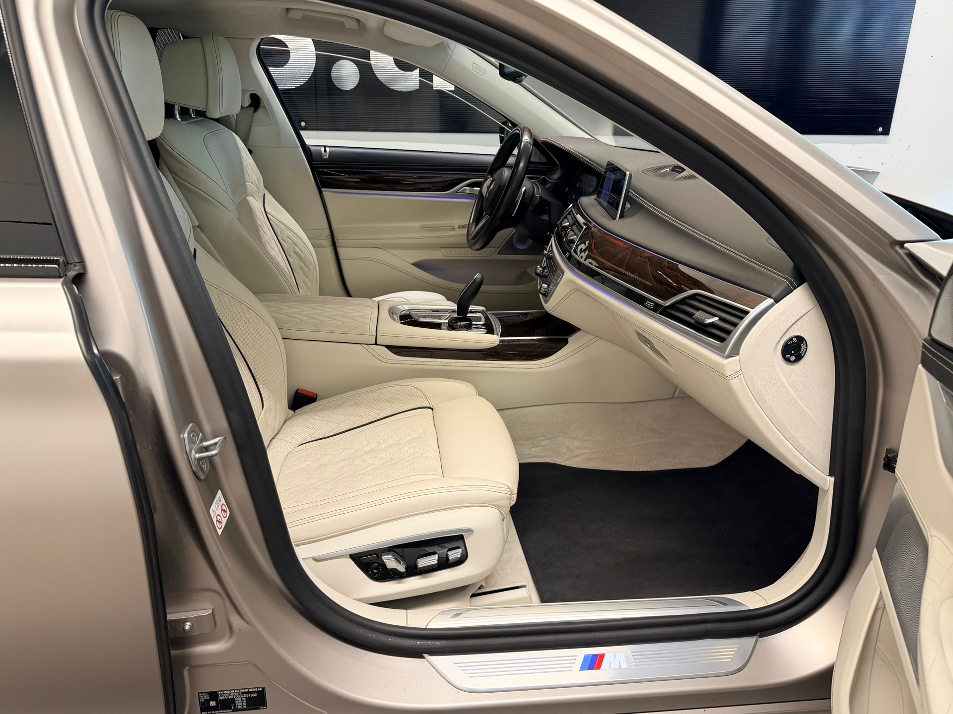 BMW 750i xDrive M Sport Steptronic-image-24