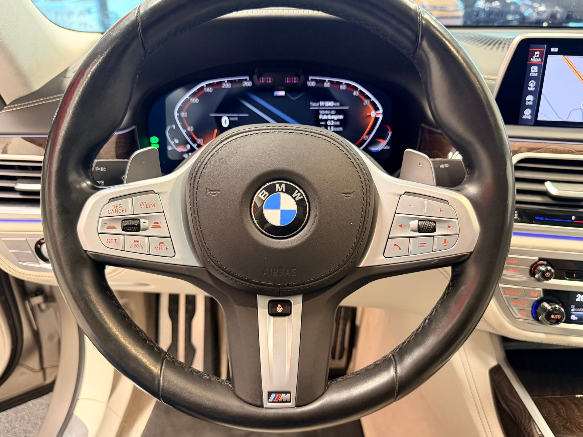 BMW 750i xDrive M Sport Steptronic-image-28