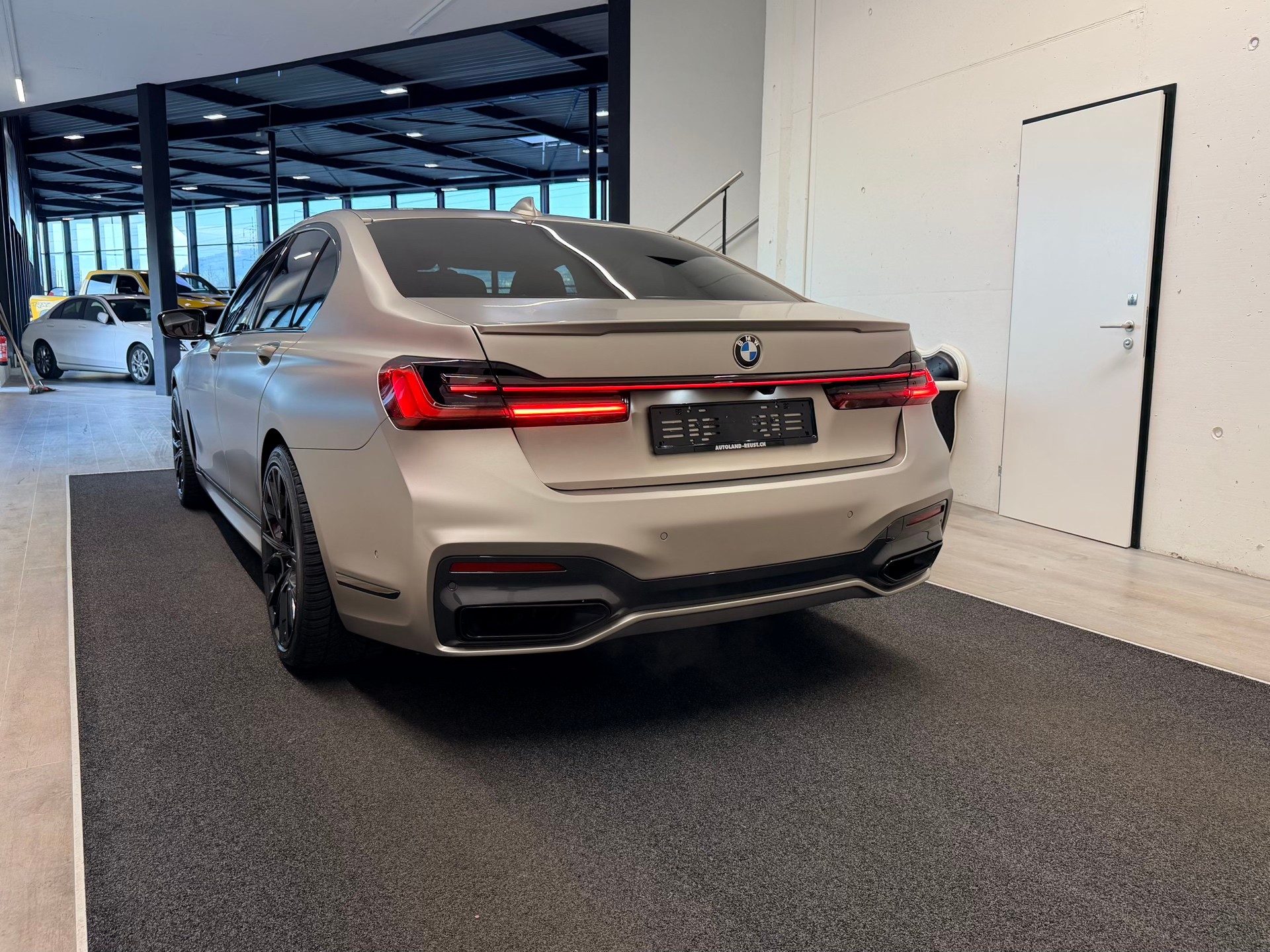 BMW 750i xDrive M Sport Steptronic-image-7