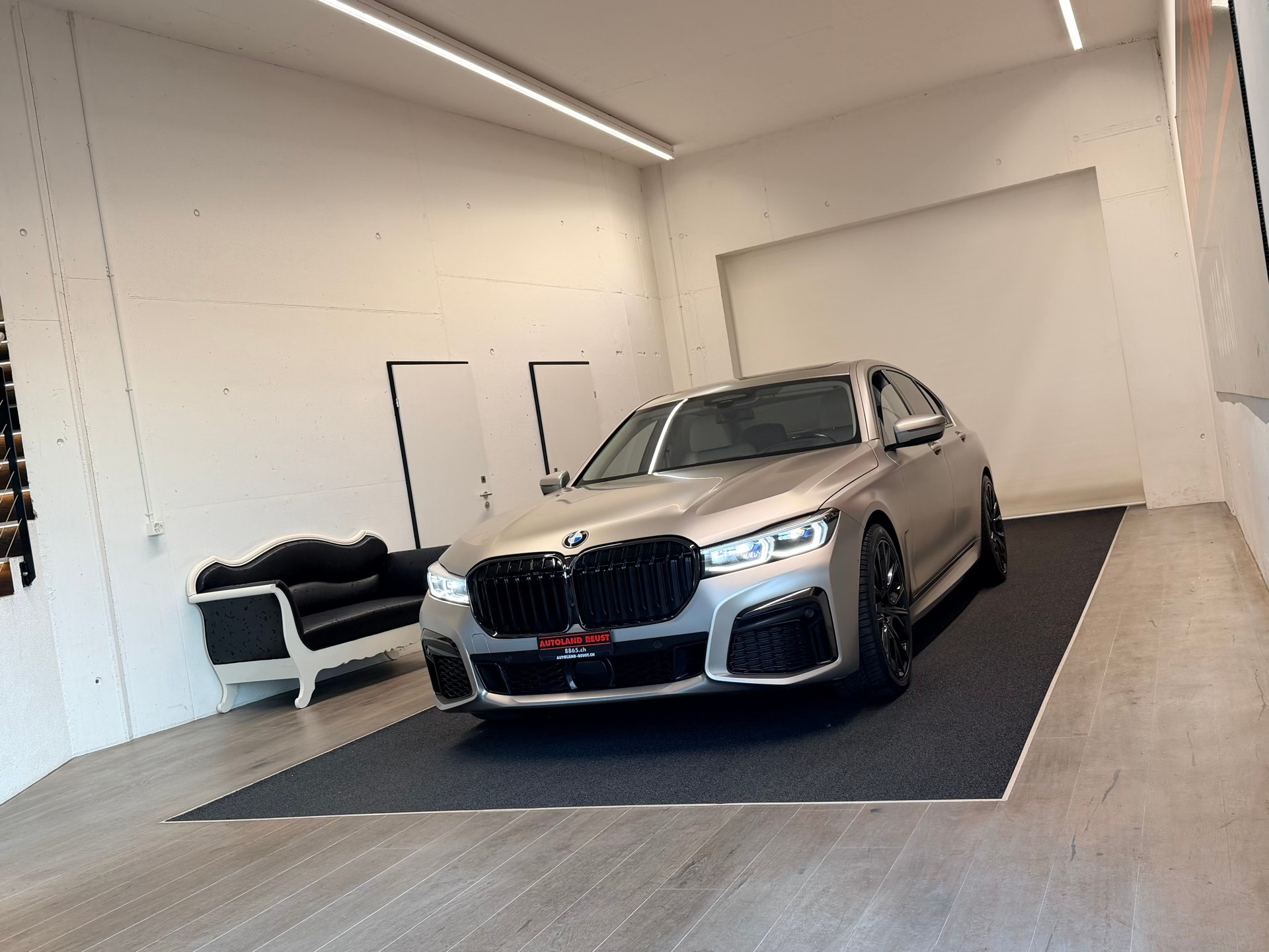 BMW 750i xDrive M Sport Steptronic-image-2