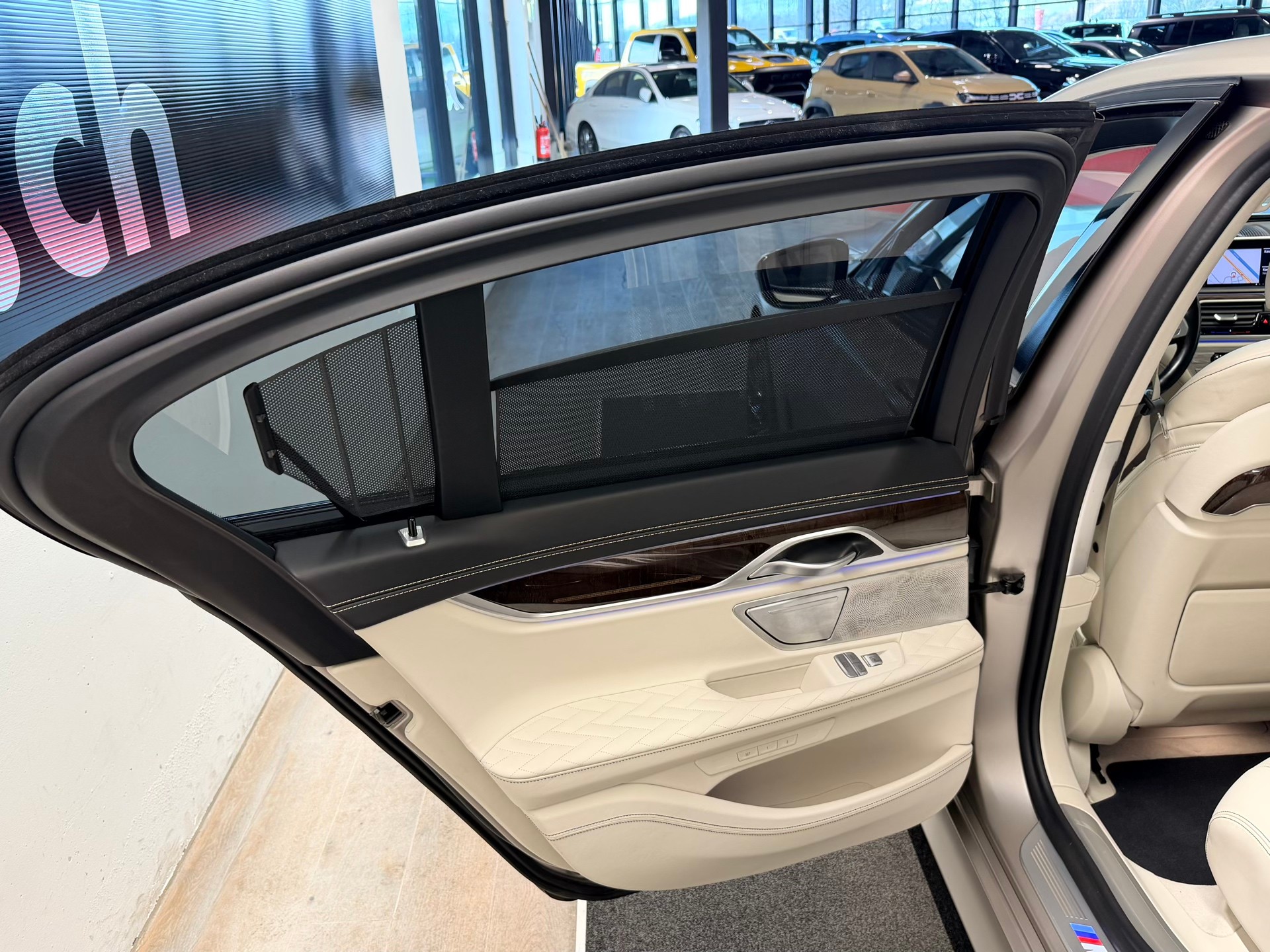 BMW 750i xDrive M Sport Steptronic-image-17