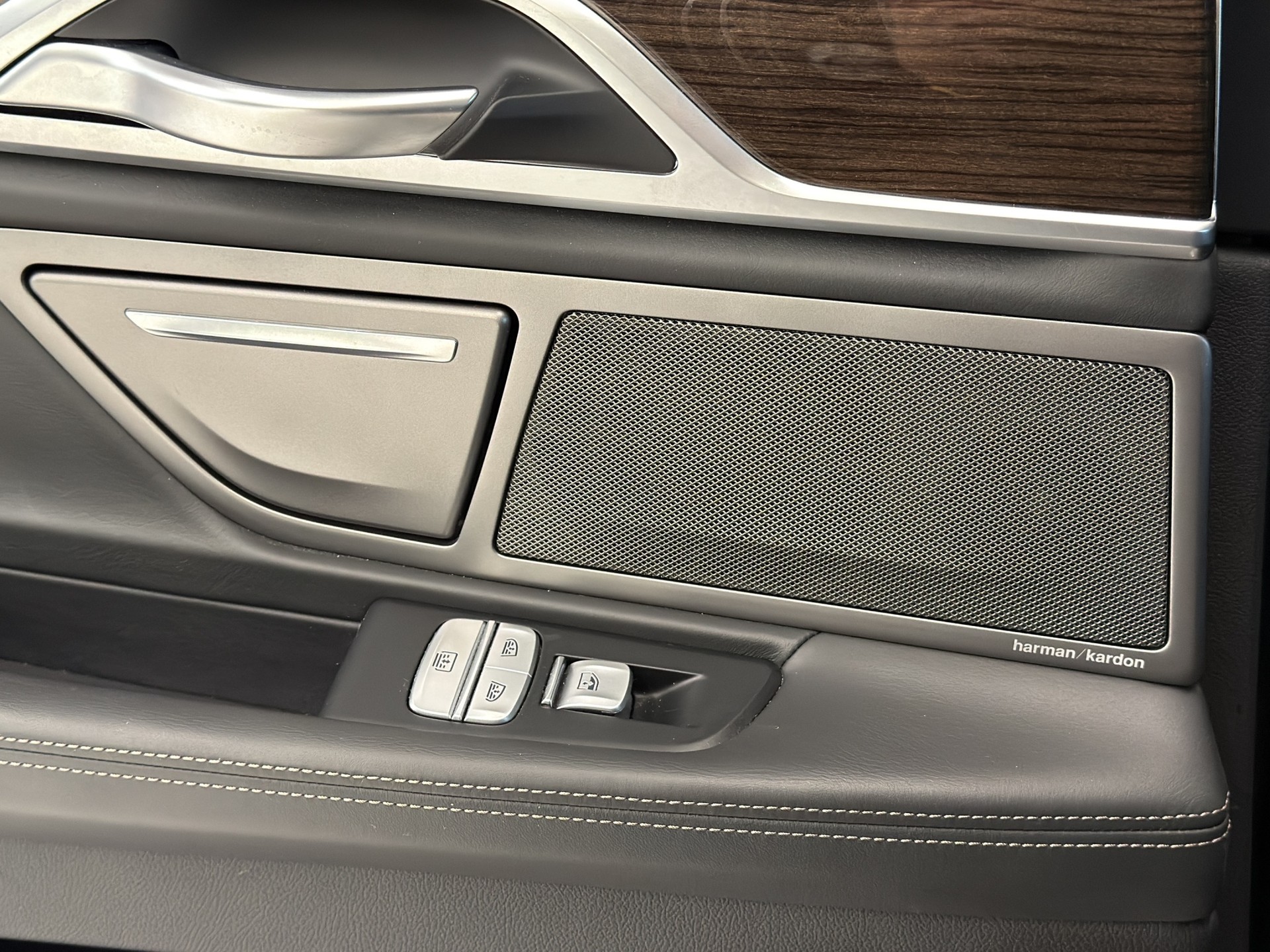 BMW 730d xDrive Steptronic-image-24