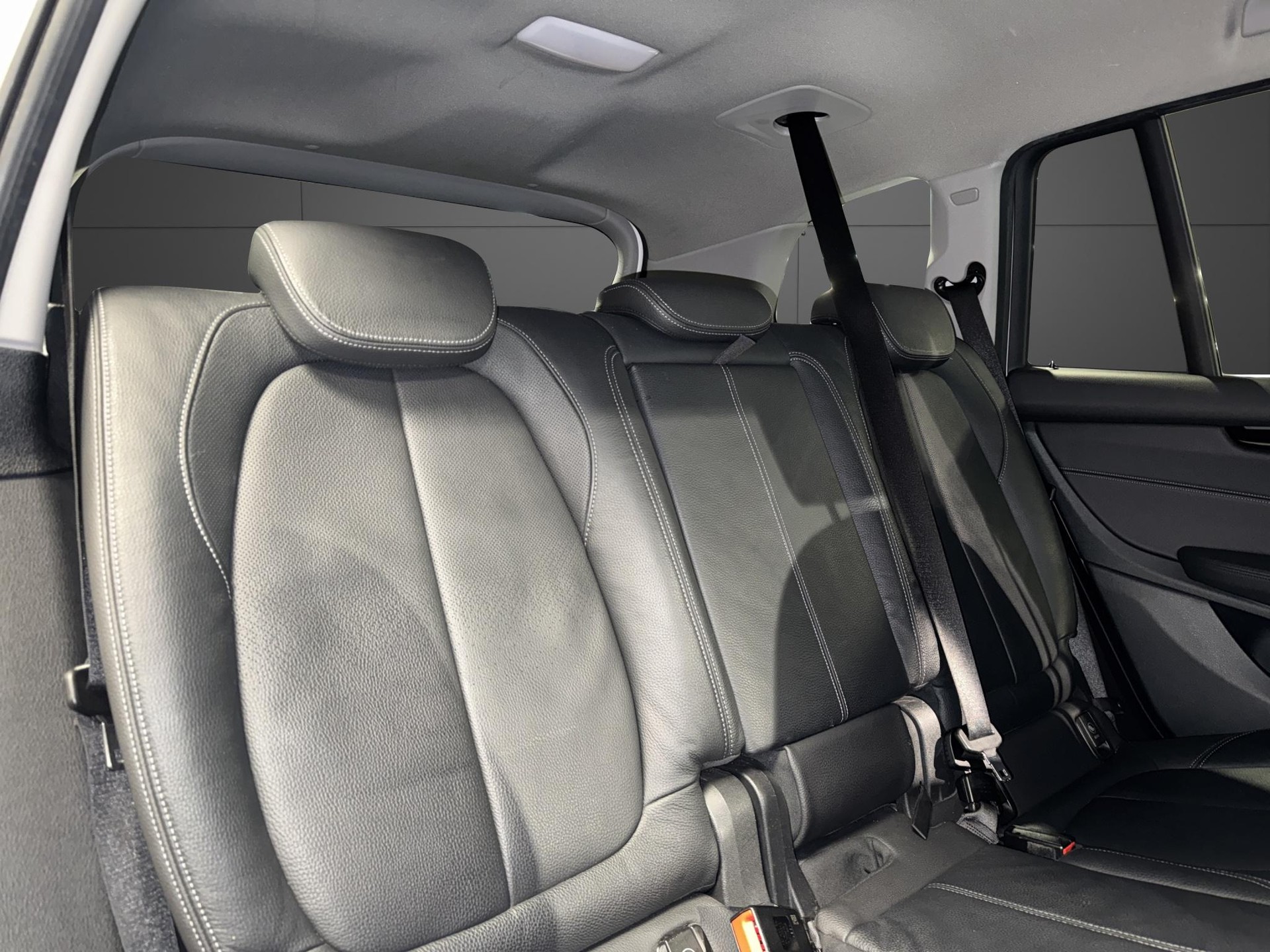 BMW 218d xDrive Gran Tourer-image-16