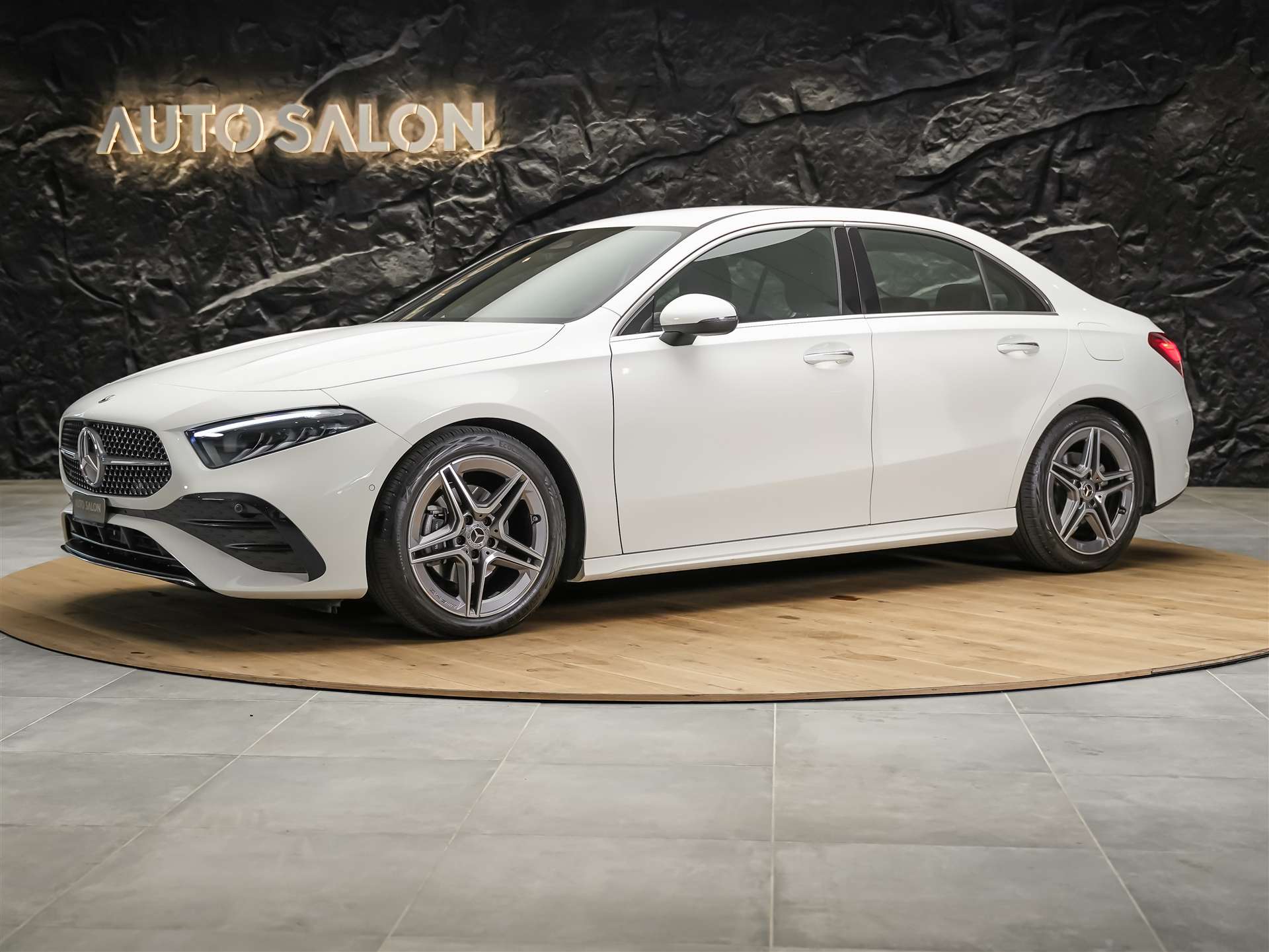 MERCEDES-BENZ A 200 AMG Line Limousine-image-0