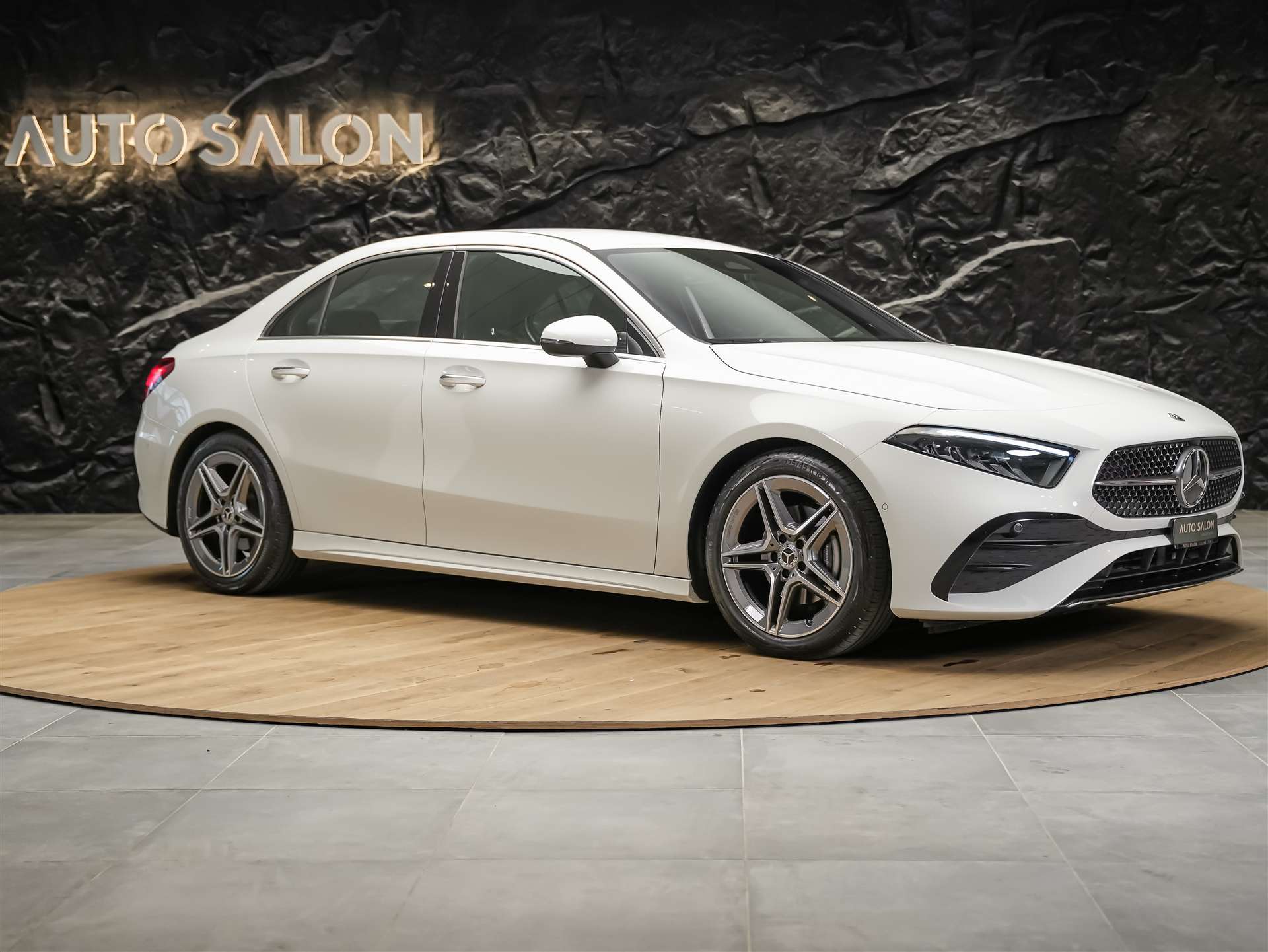 MERCEDES-BENZ A 200 AMG Line Limousine-image-5