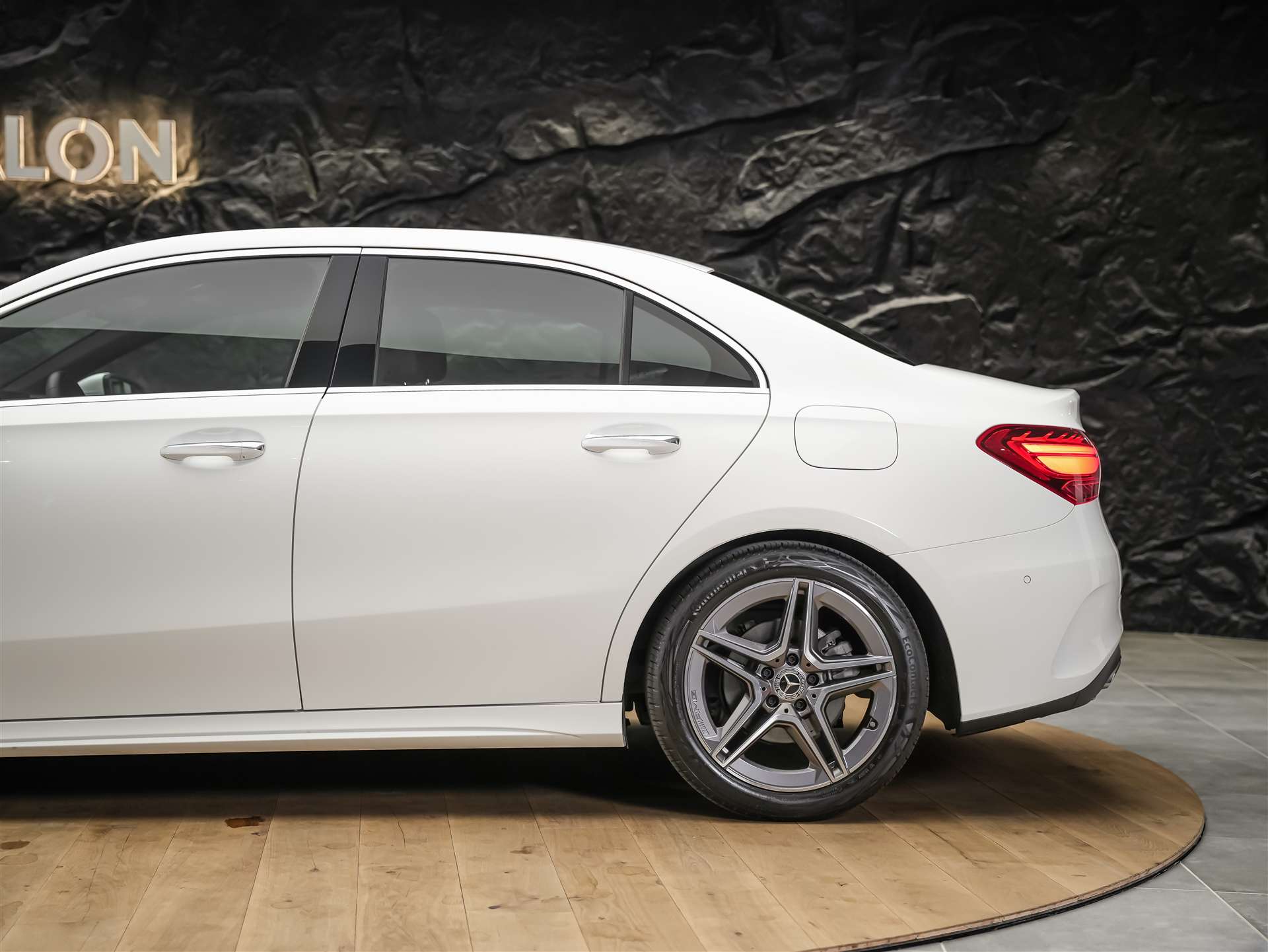 MERCEDES-BENZ A 200 AMG Line Limousine-image-16