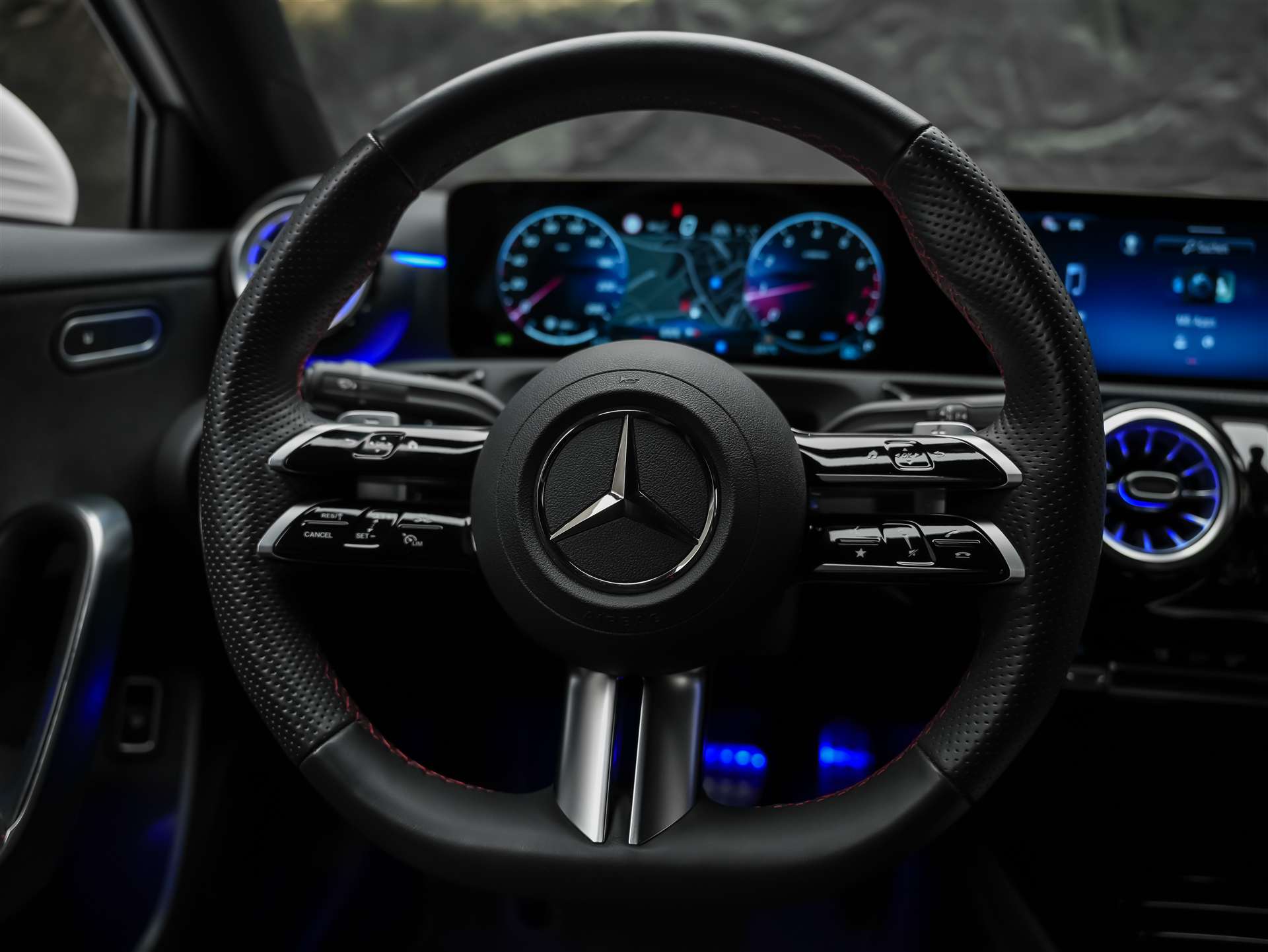 MERCEDES-BENZ A 200 AMG Line Limousine-image-20