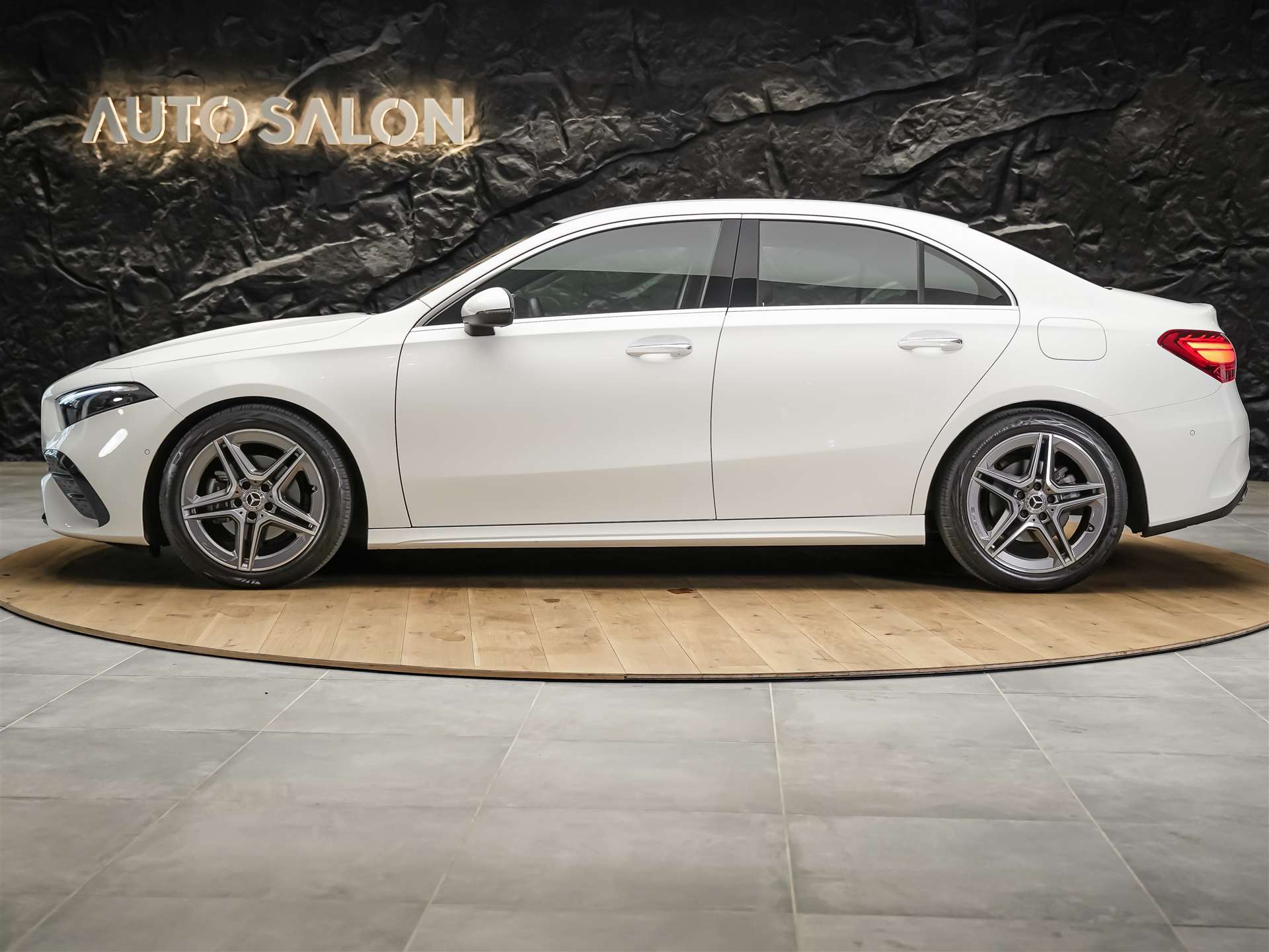 MERCEDES-BENZ A 200 AMG Line Limousine-image-1
