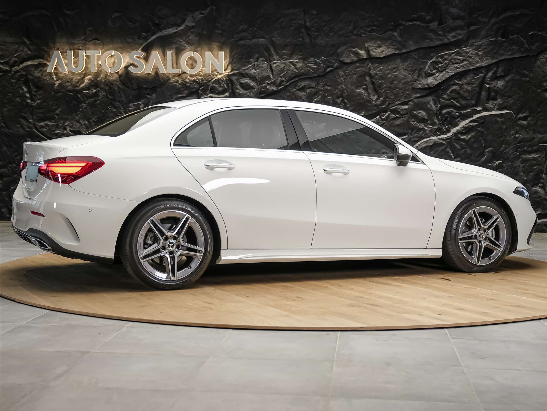 MERCEDES-BENZ A 200 AMG Line Limousine-image-4