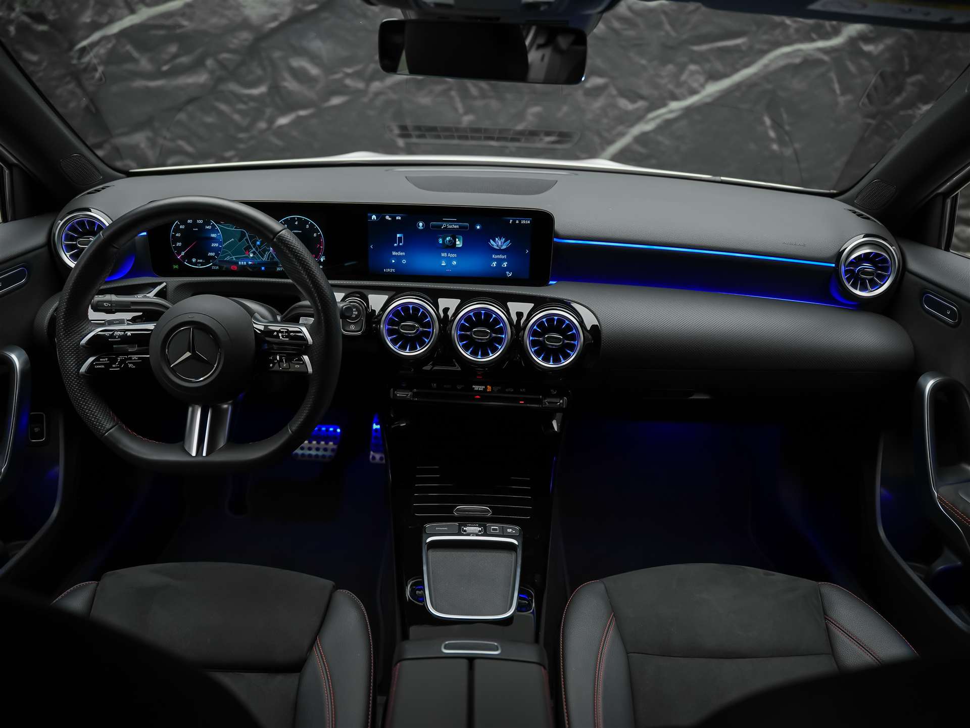 MERCEDES-BENZ A 200 AMG Line Limousine-image-19