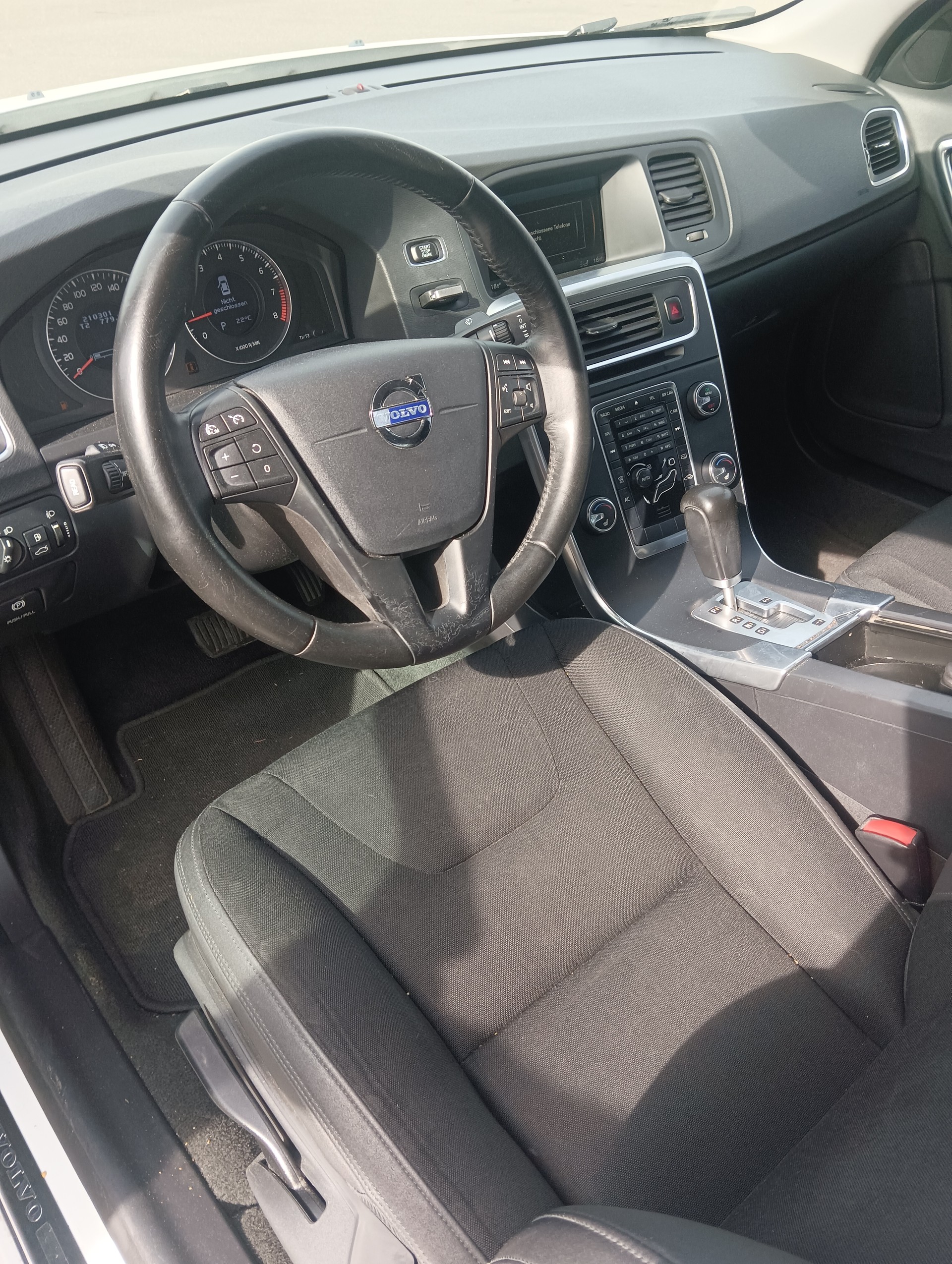 VOLVO S60 2.0T R-Design Powershift-image-2