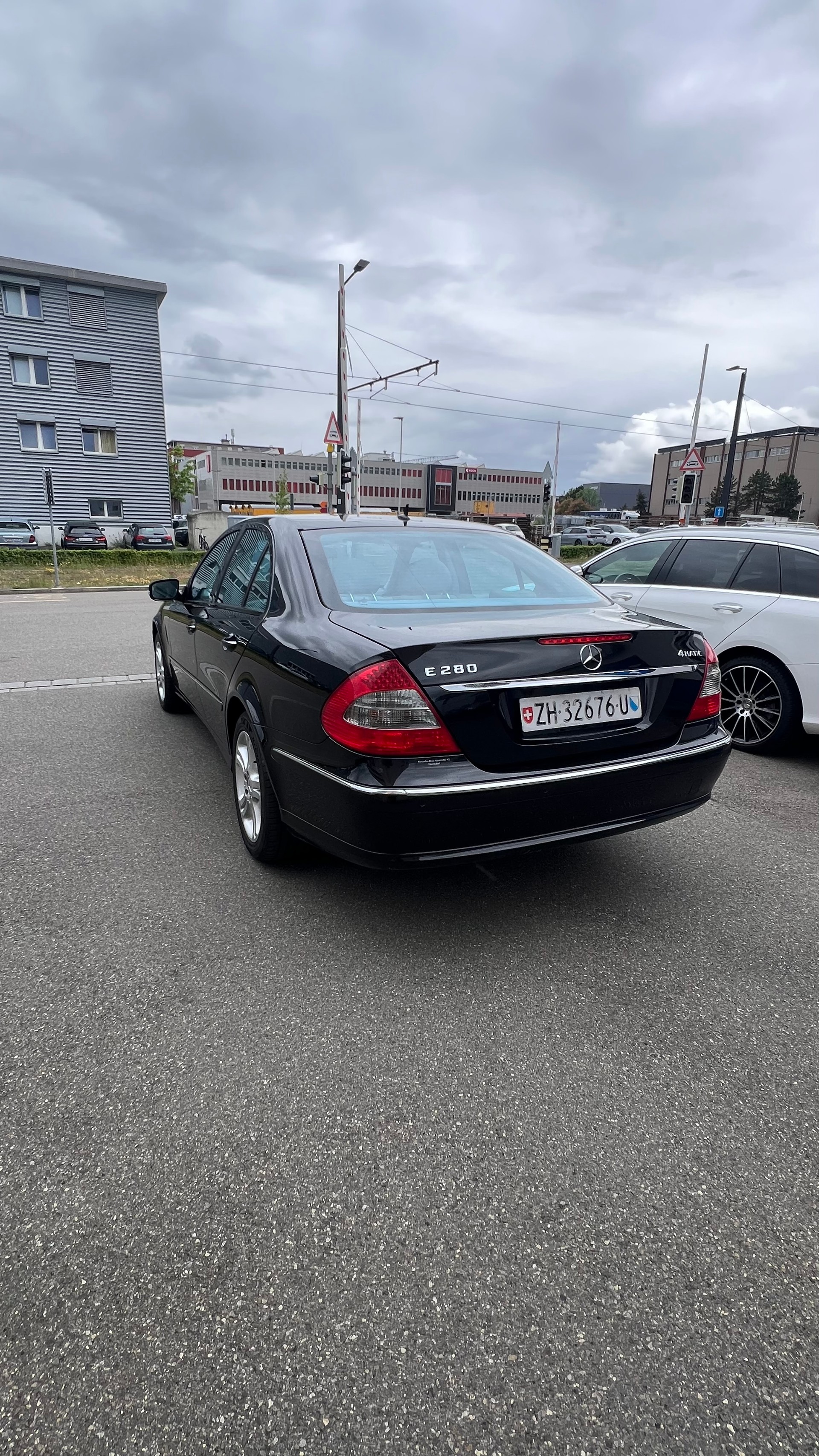 MERCEDES-BENZ E 280 Avantgarde 4Matic Automatic-image-3