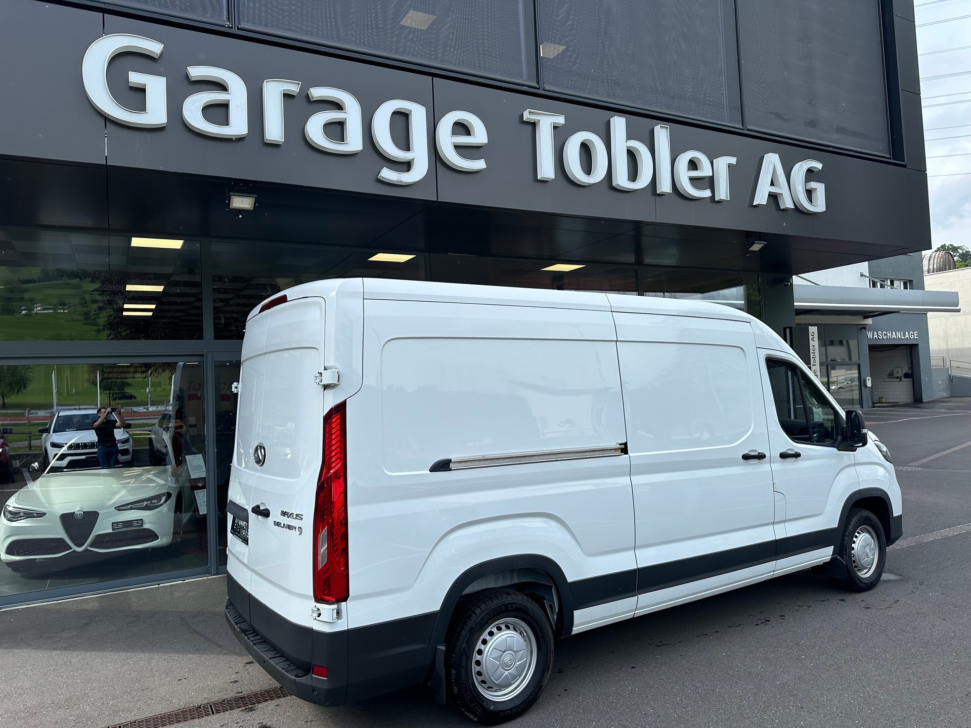 MAXUS Deliver 9 2.0D L3H2 FWD Base-showroom-element-2