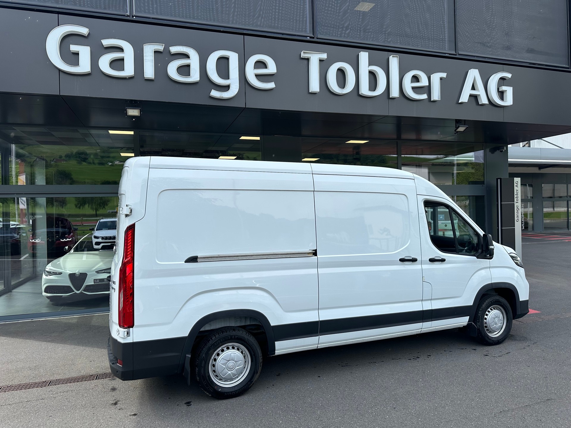 MAXUS Deliver 9 2.0D L3H2 FWD Base-showroom-element-1