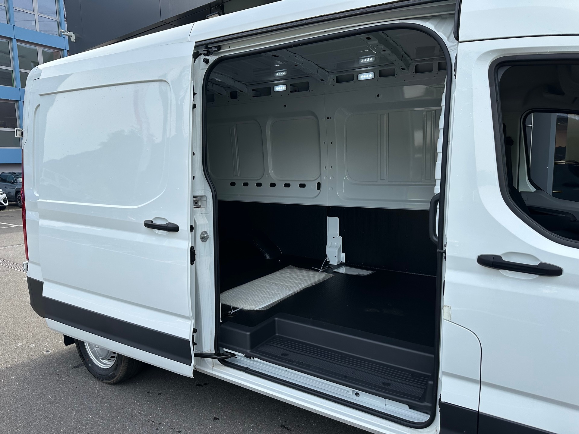 MAXUS Deliver 9 2.0D L3H2 FWD Base-image-14