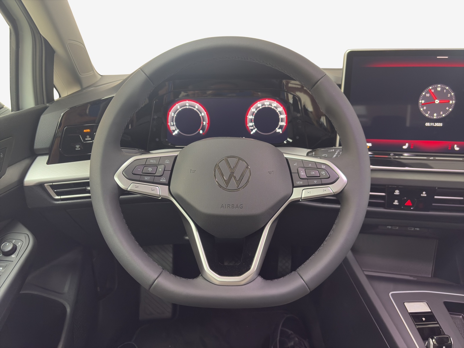 VW Golf Variant 1.5 eTSI mHEV Life DSG-image-9