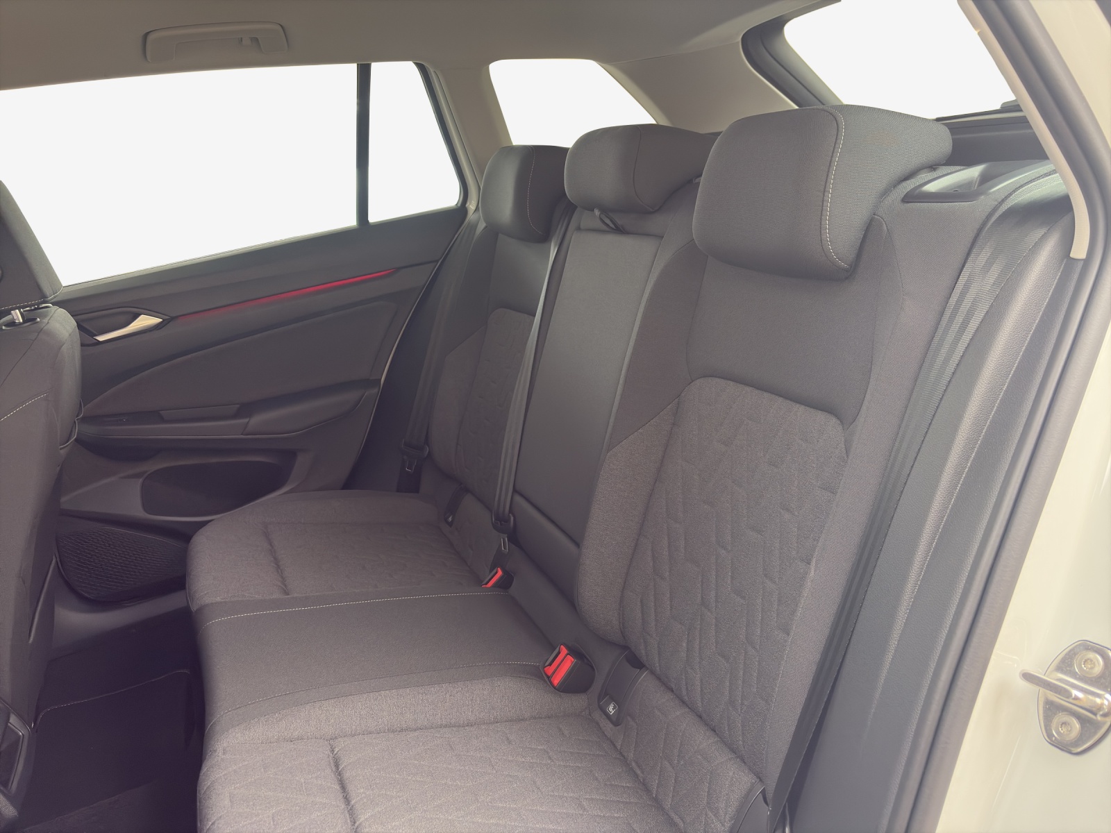 VW Golf Variant 1.5 eTSI mHEV Life DSG-image-11