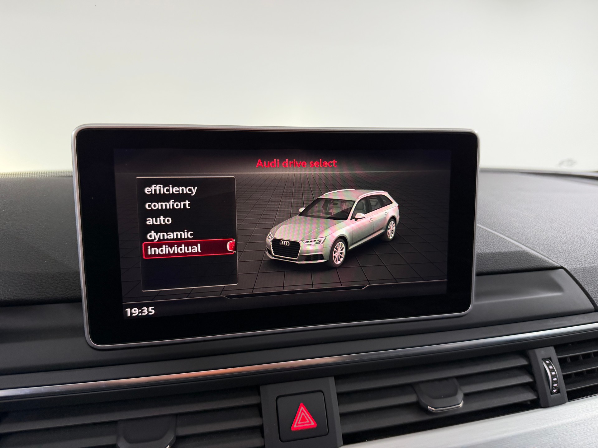 AUDI A4 Avant 2.0 TFSI Sport S-Line 252PS Mythos Black quattro S-tronic-image-14