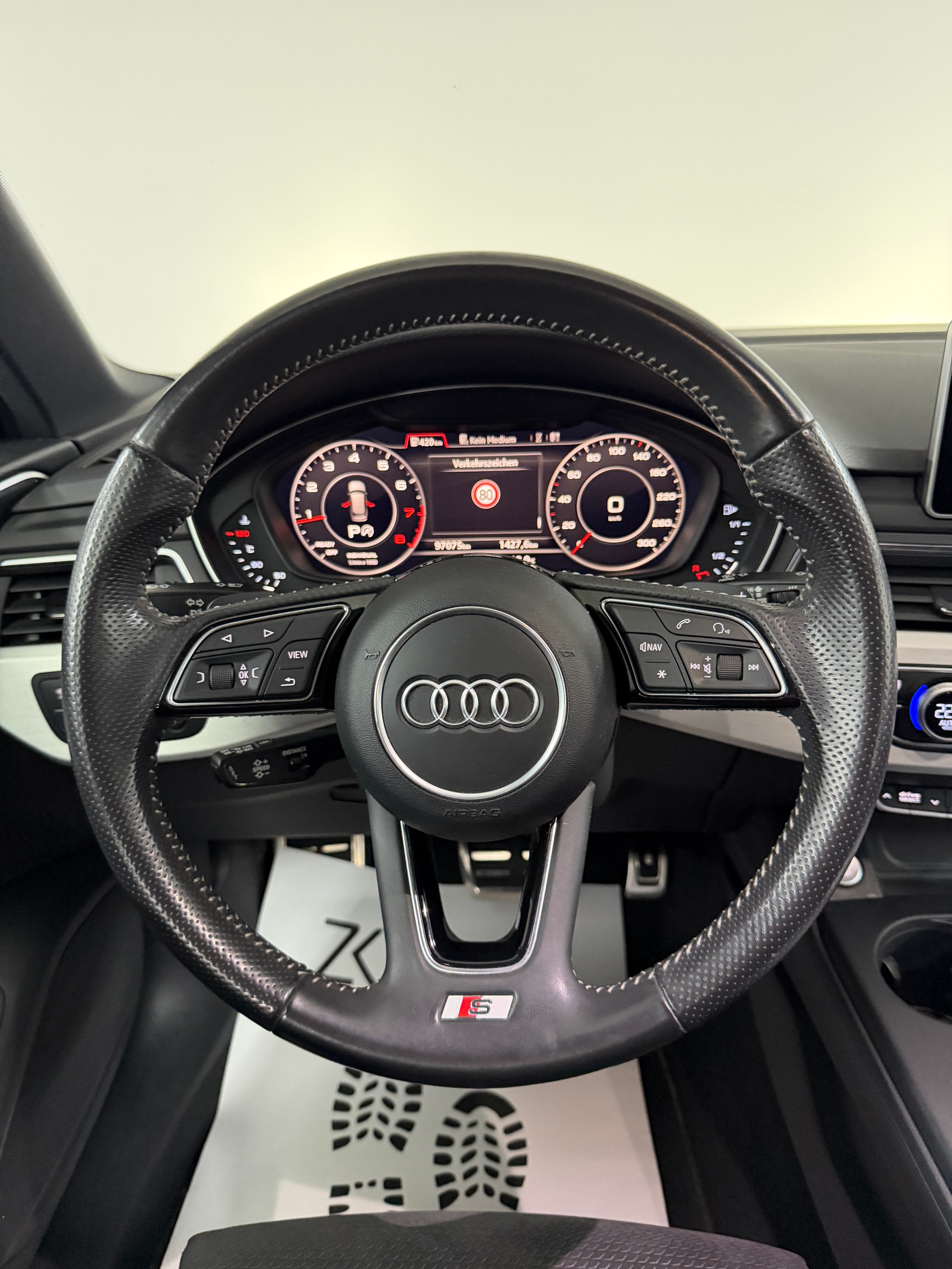 AUDI A4 Avant 2.0 TFSI Sport S-Line 252PS Mythos Black quattro S-tronic-image-11