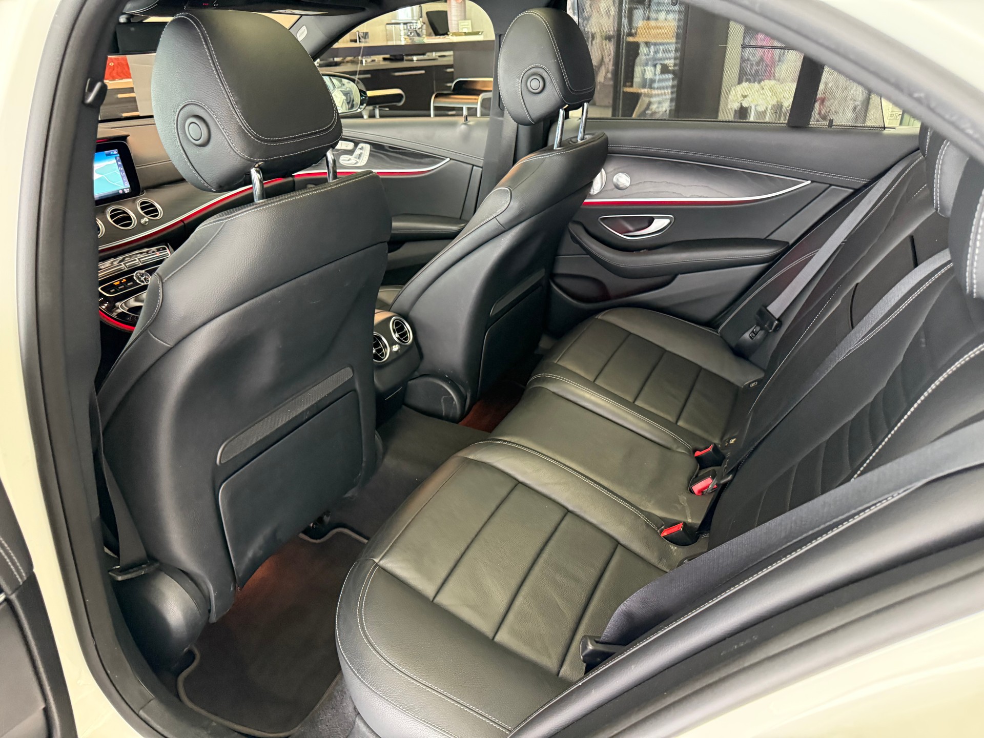 MERCEDES-BENZ E 400 d AMG Line 4matic-image-18
