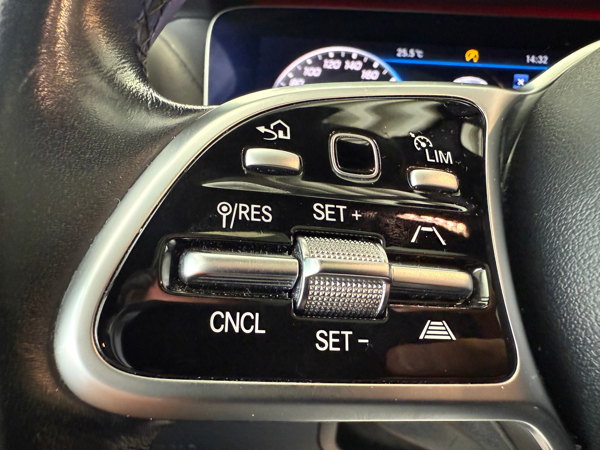 MERCEDES-BENZ E 400 d AMG Line 4matic-image-11