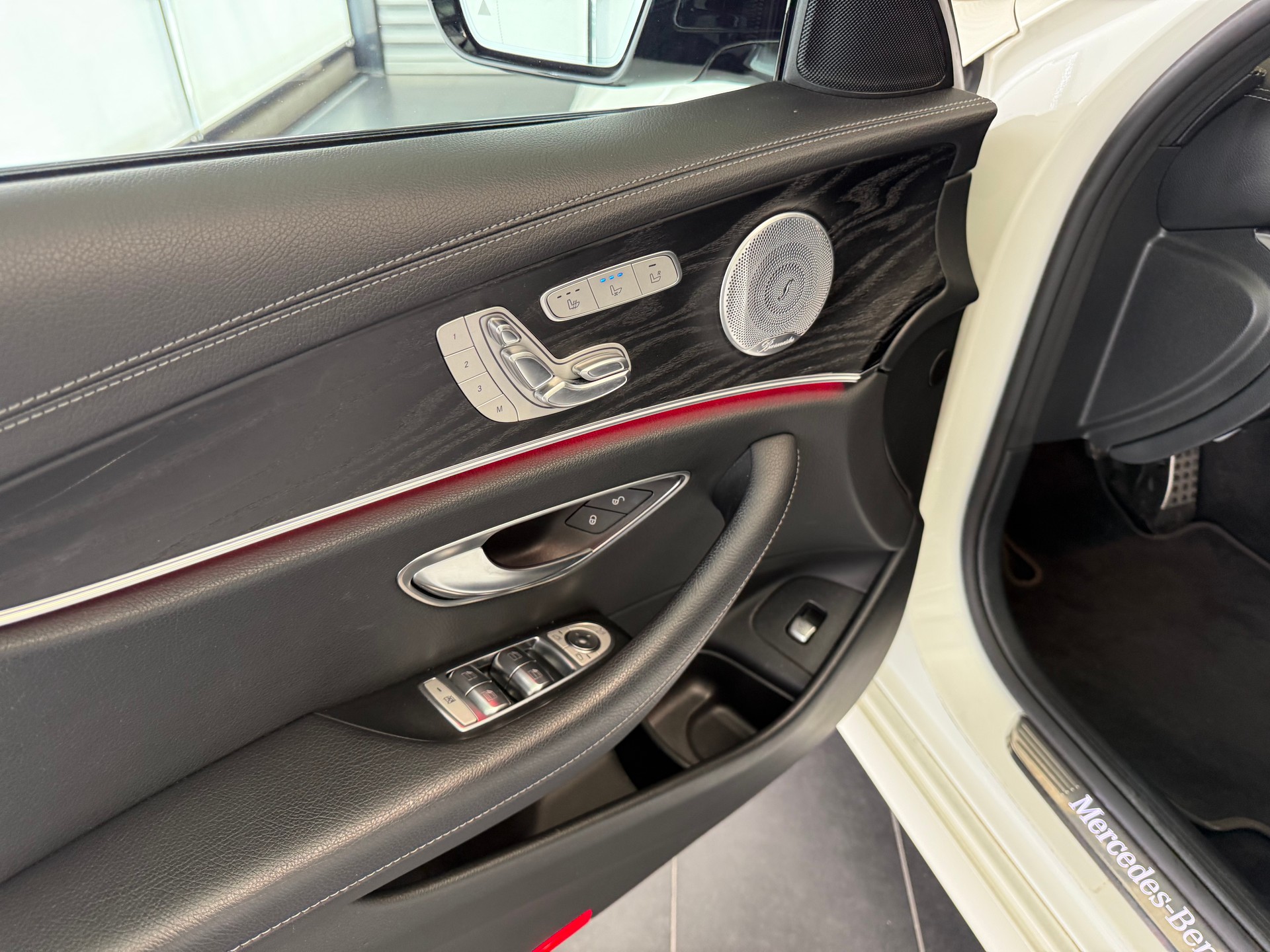 MERCEDES-BENZ E 400 d AMG Line 4matic-image-17
